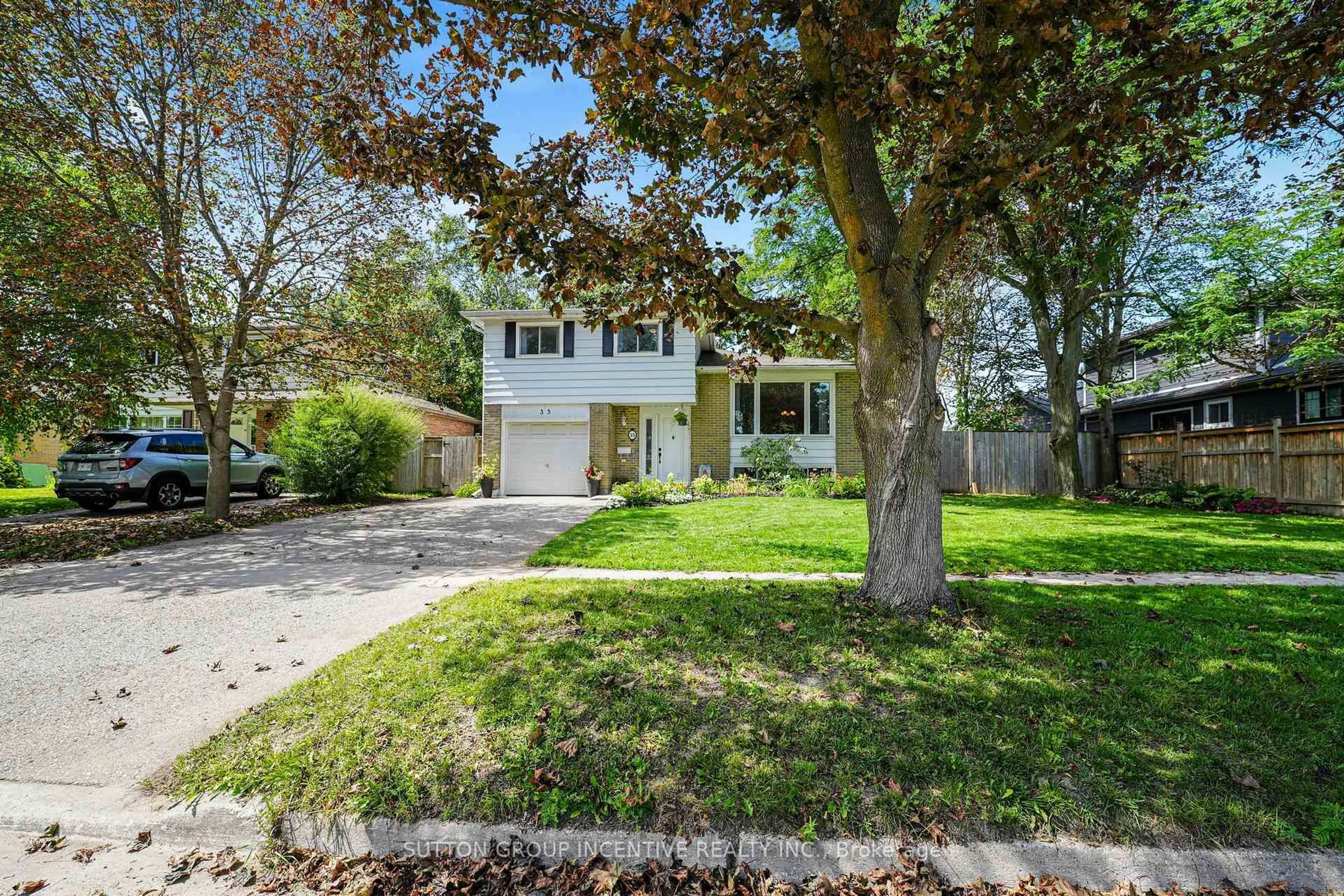 Home with vinyl exterior material, street for 35 Jills Crt, Barrie Ontario L4M 4L6