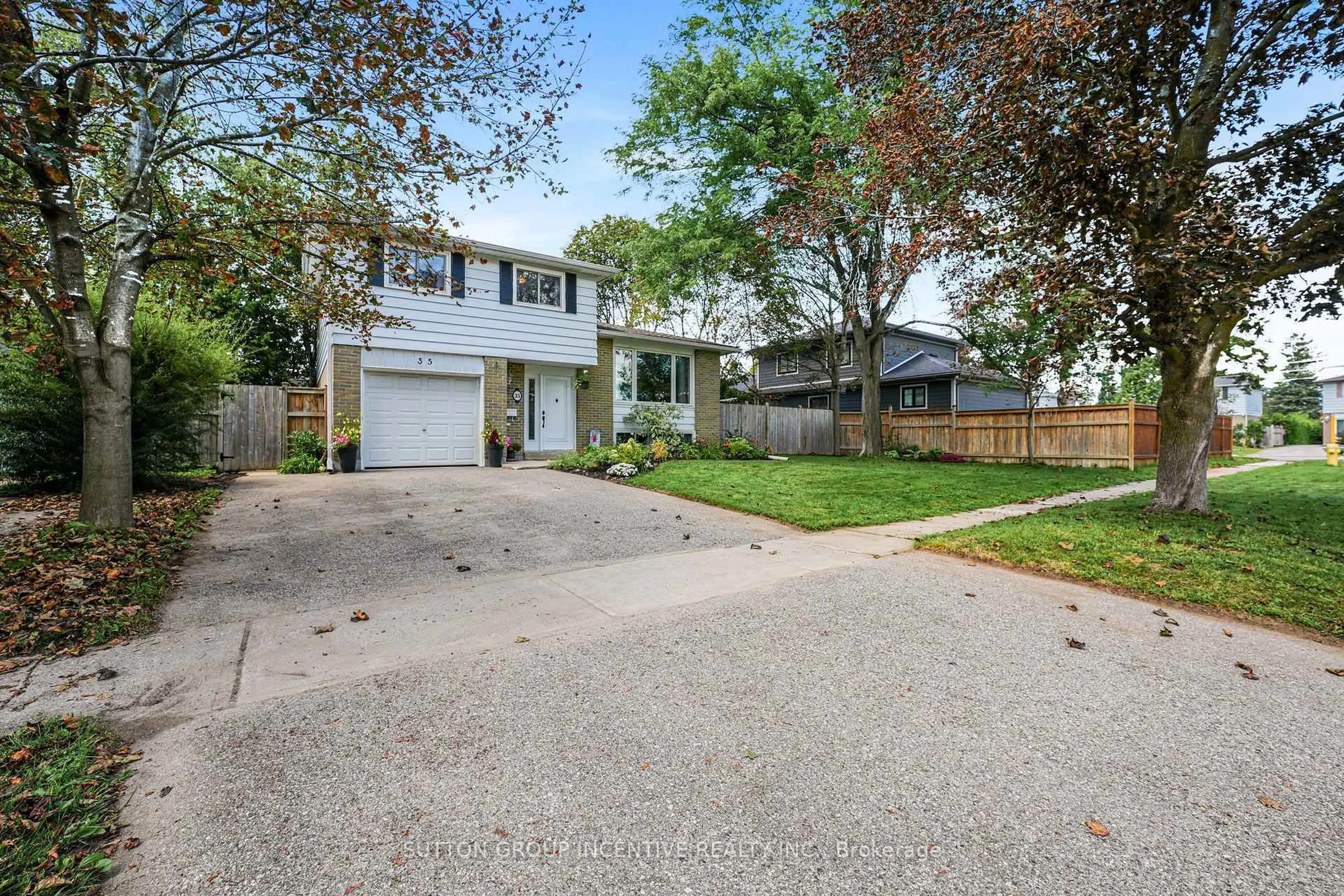 A pic from outside/outdoor area/front of a property/back of a property/a pic from drone, street for 35 Jills Crt, Barrie Ontario L4M 4L6