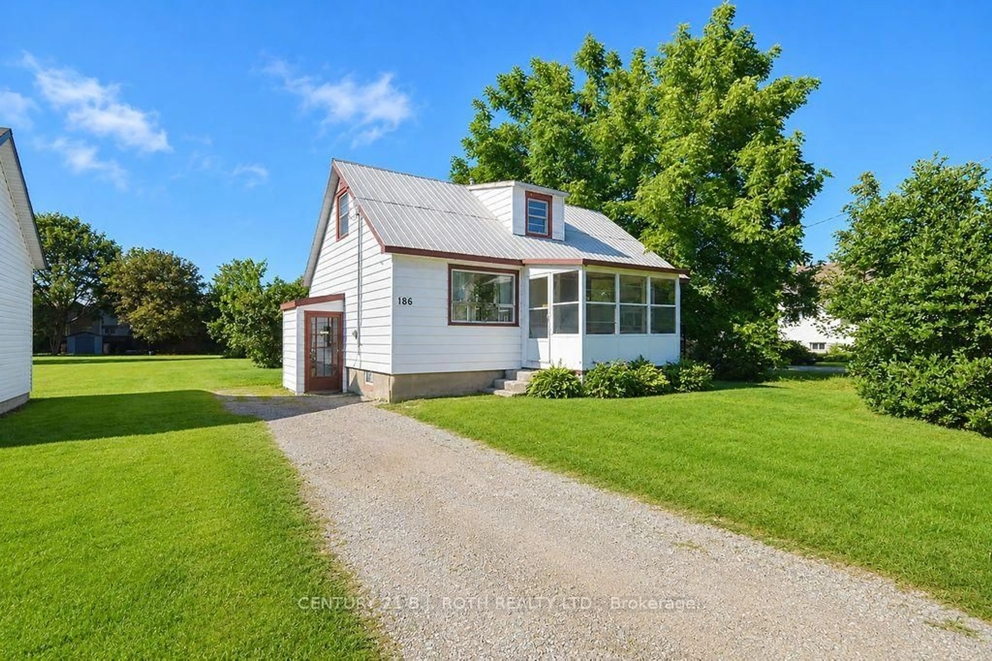 Home with vinyl exterior material, street for 186 OXFORD St, Orillia Ontario L3V 1H5