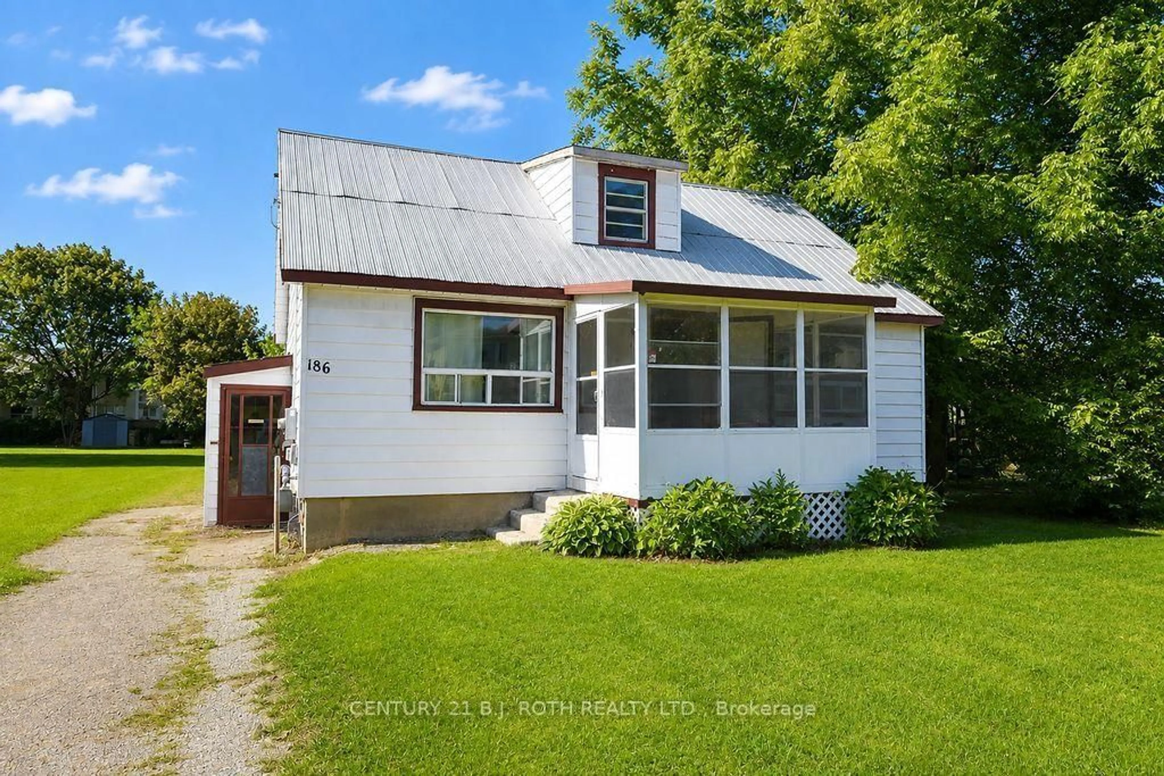 Home with vinyl exterior material, street for 186 OXFORD St, Orillia Ontario L3V 1H5