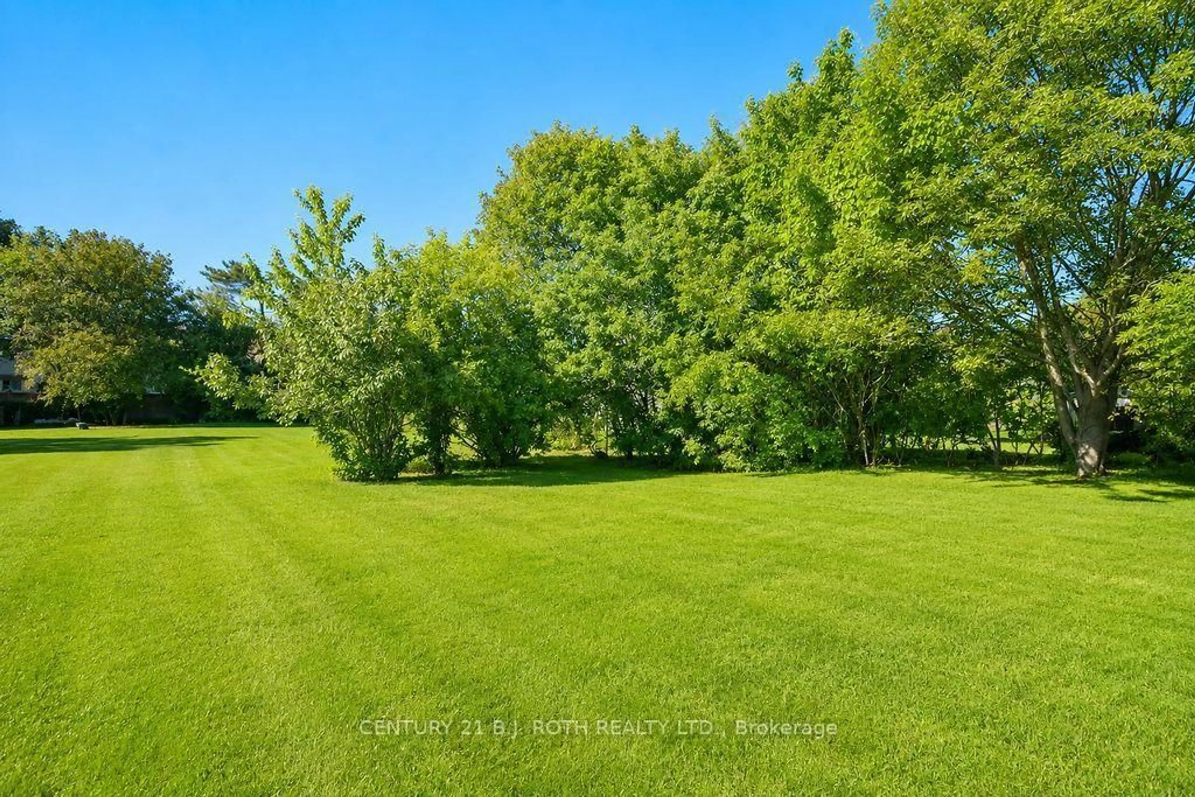 A pic from outside/outdoor area/front of a property/back of a property/a pic from drone, forest/trees view for 186 OXFORD St, Orillia Ontario L3V 1H5