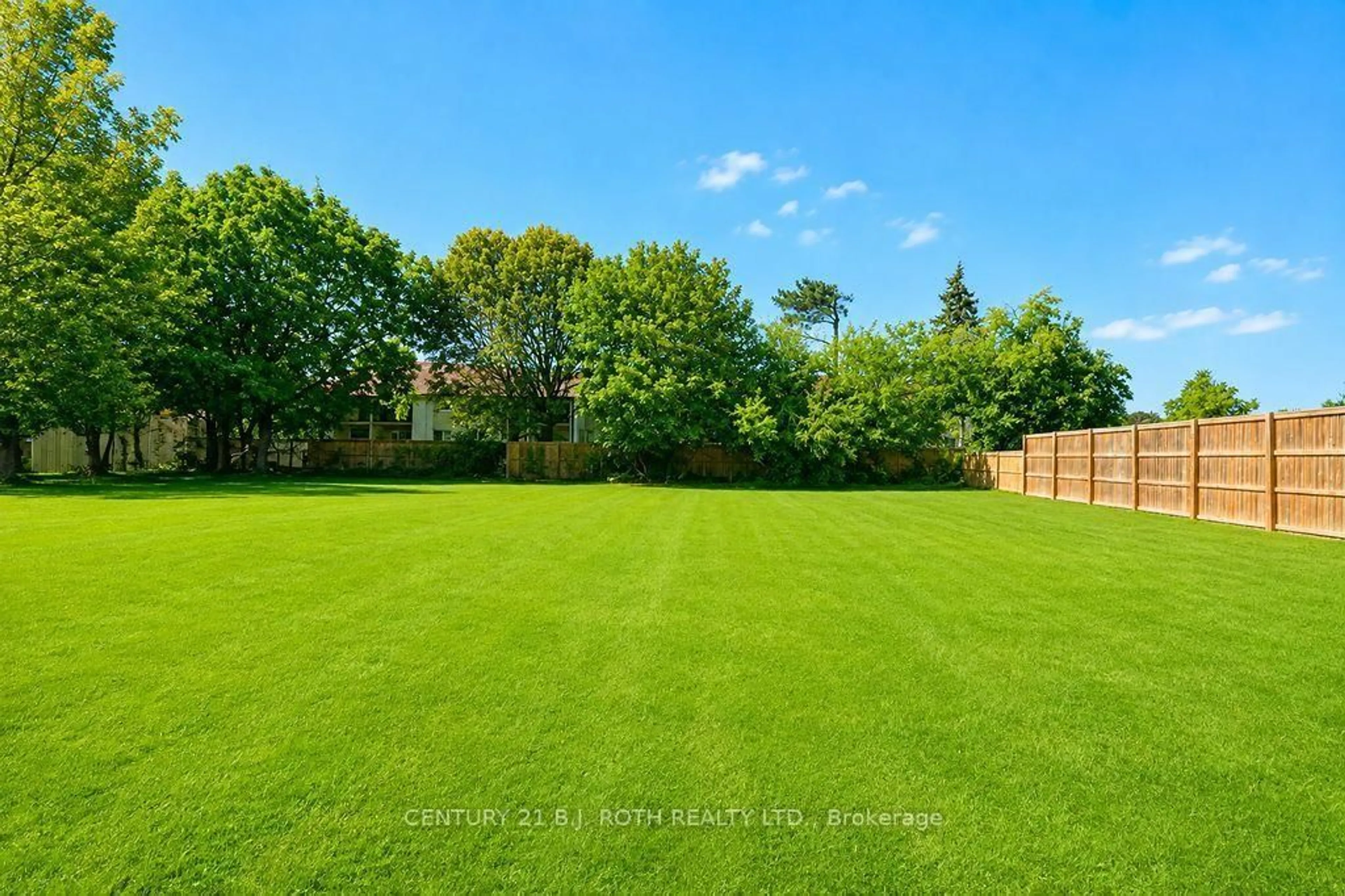 A pic from outside/outdoor area/front of a property/back of a property/a pic from drone, forest/trees view for 186 OXFORD St, Orillia Ontario L3V 1H5