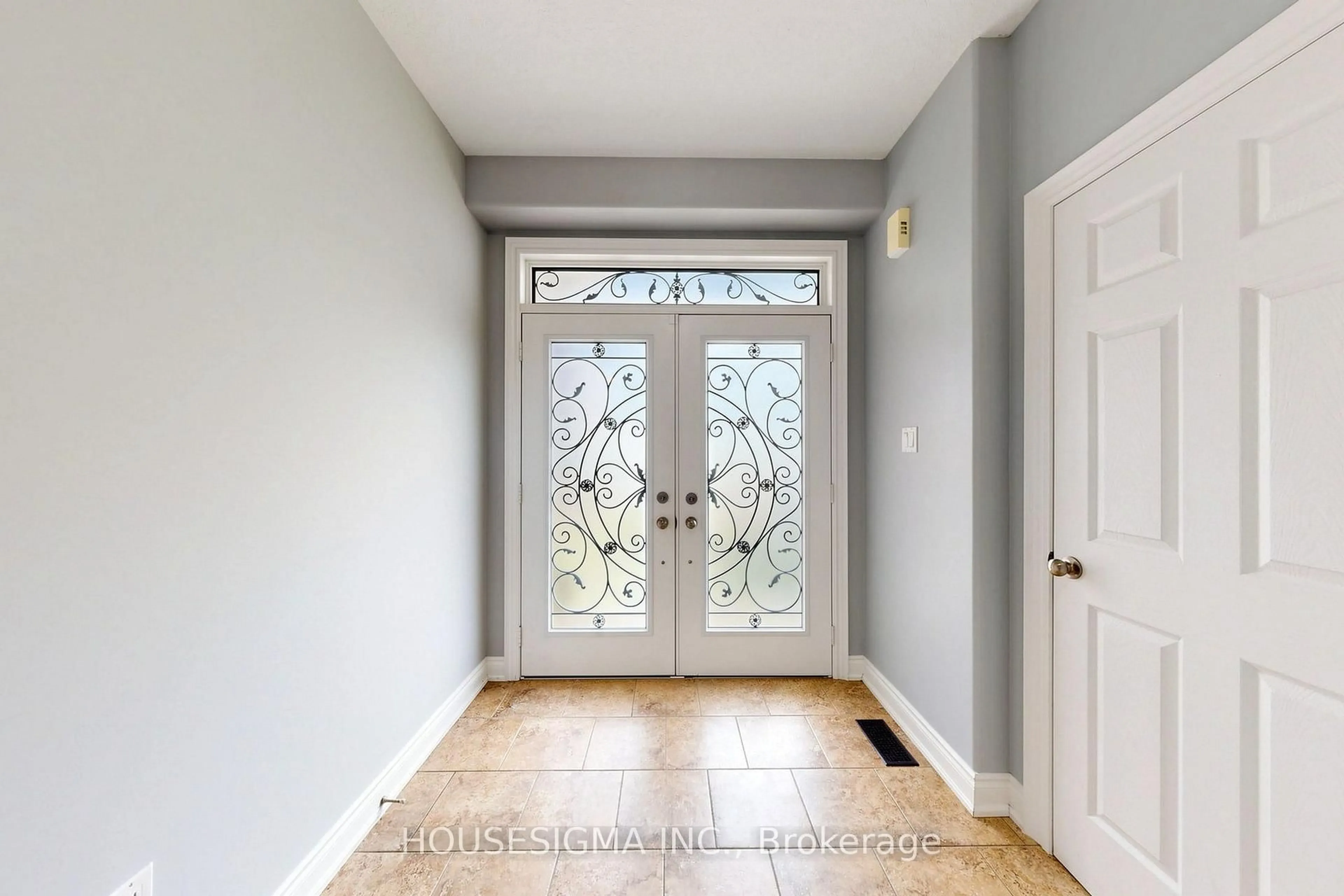 Indoor entryway for 35 Auburn Crt, Barrie Ontario L4N 6G9