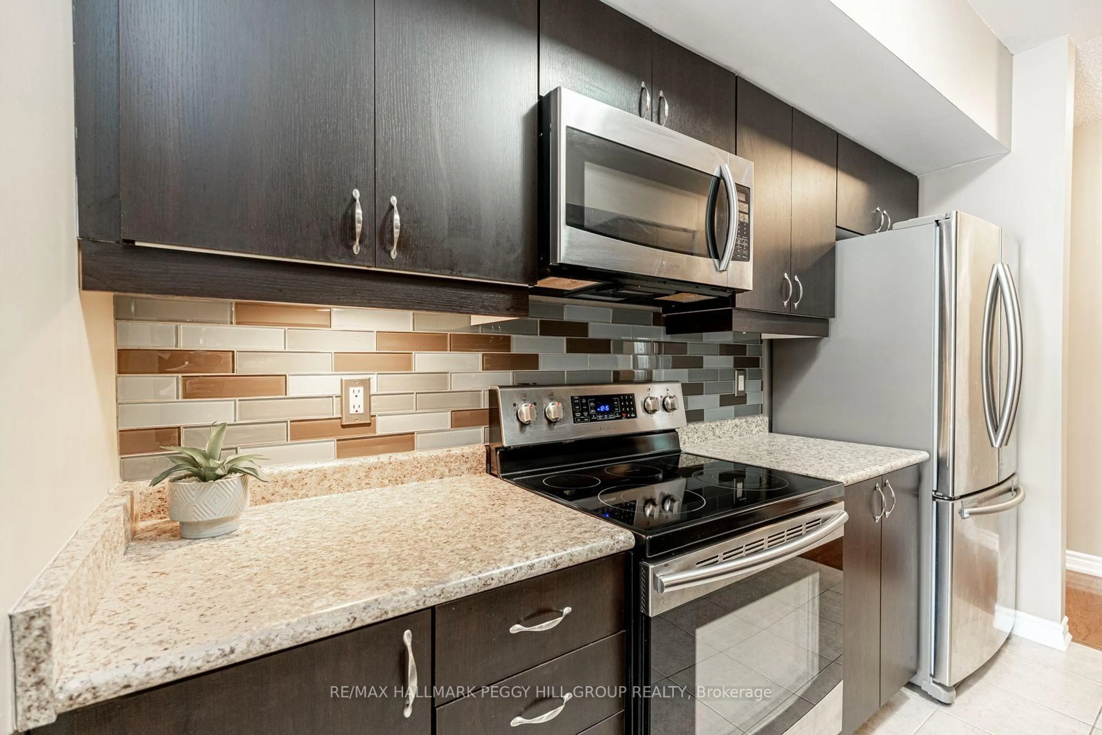 Standard kitchen, ceramic/tile floor for 39 Ferndale Dr #112, Barrie Ontario L4N 5T5