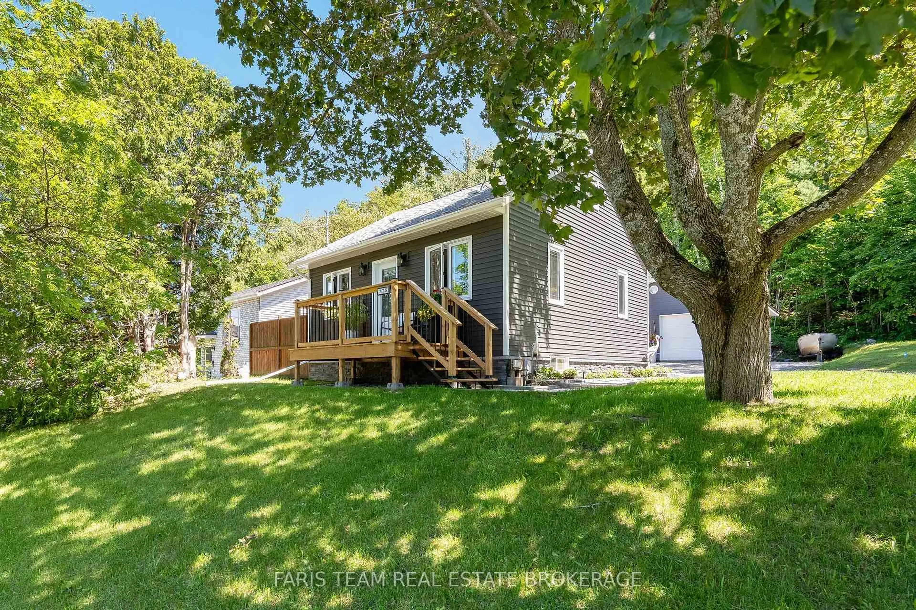 A pic from outside/outdoor area/front of a property/back of a property/a pic from drone, unknown for 775 Ontario St, Midland Ontario L4R 1A6