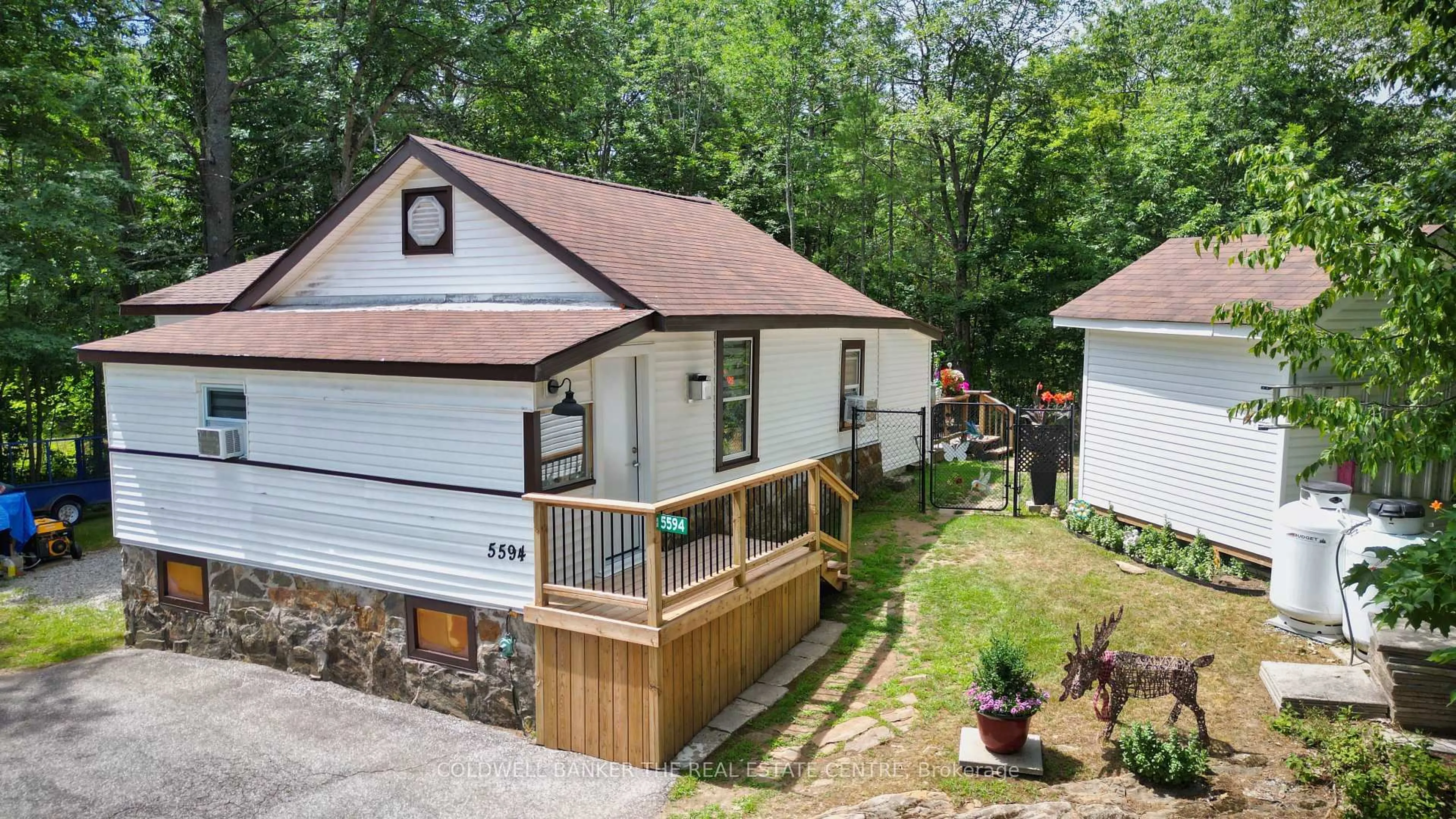 A pic from outside/outdoor area/front of a property/back of a property/a pic from drone, unknown for 5594 Upper Big Chute Rd, Severn Ontario L0K 1E0