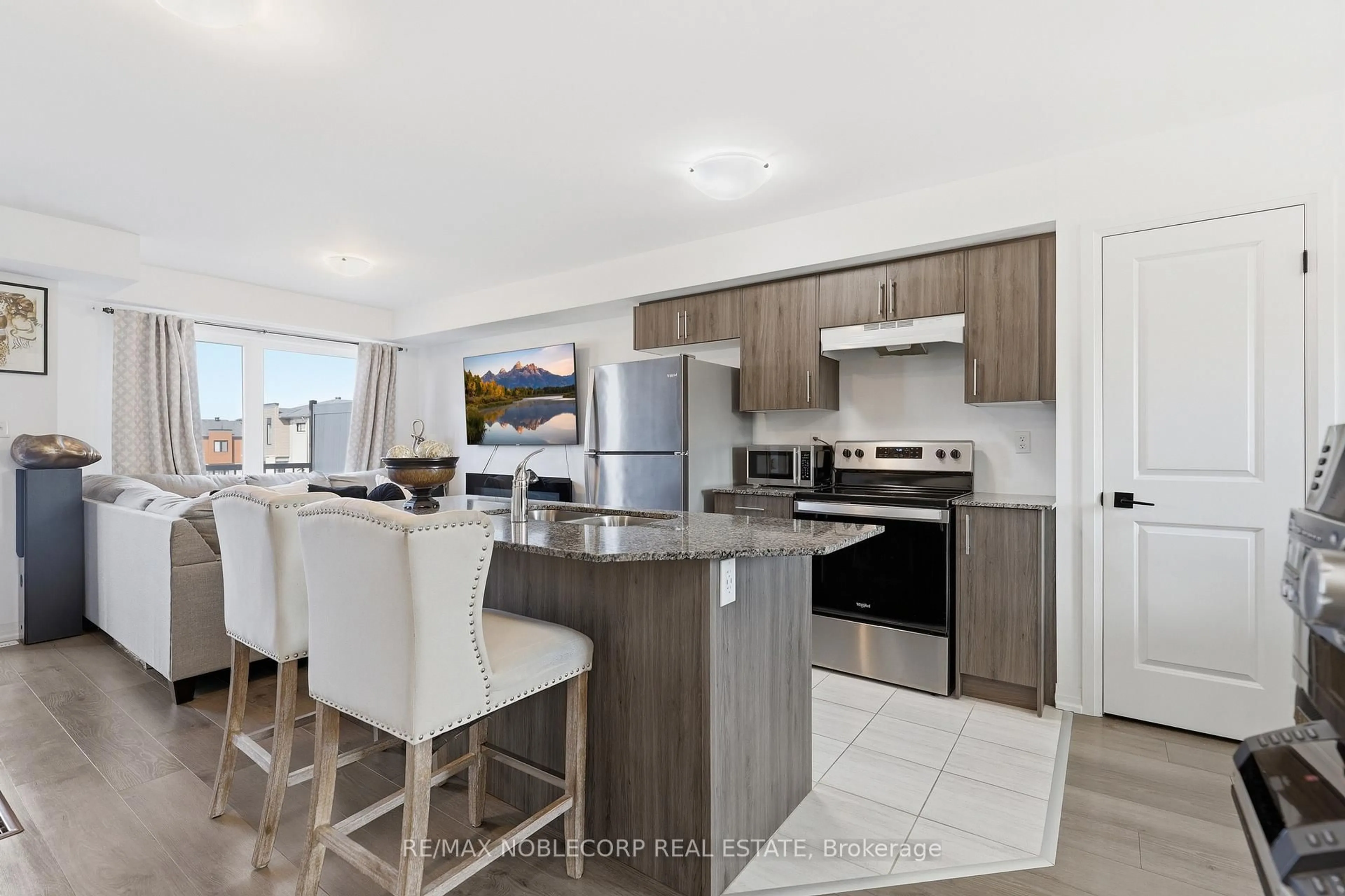 Open concept kitchen, unknown for 51 Fairlane Ave, Barrie Ontario L9J 0N1