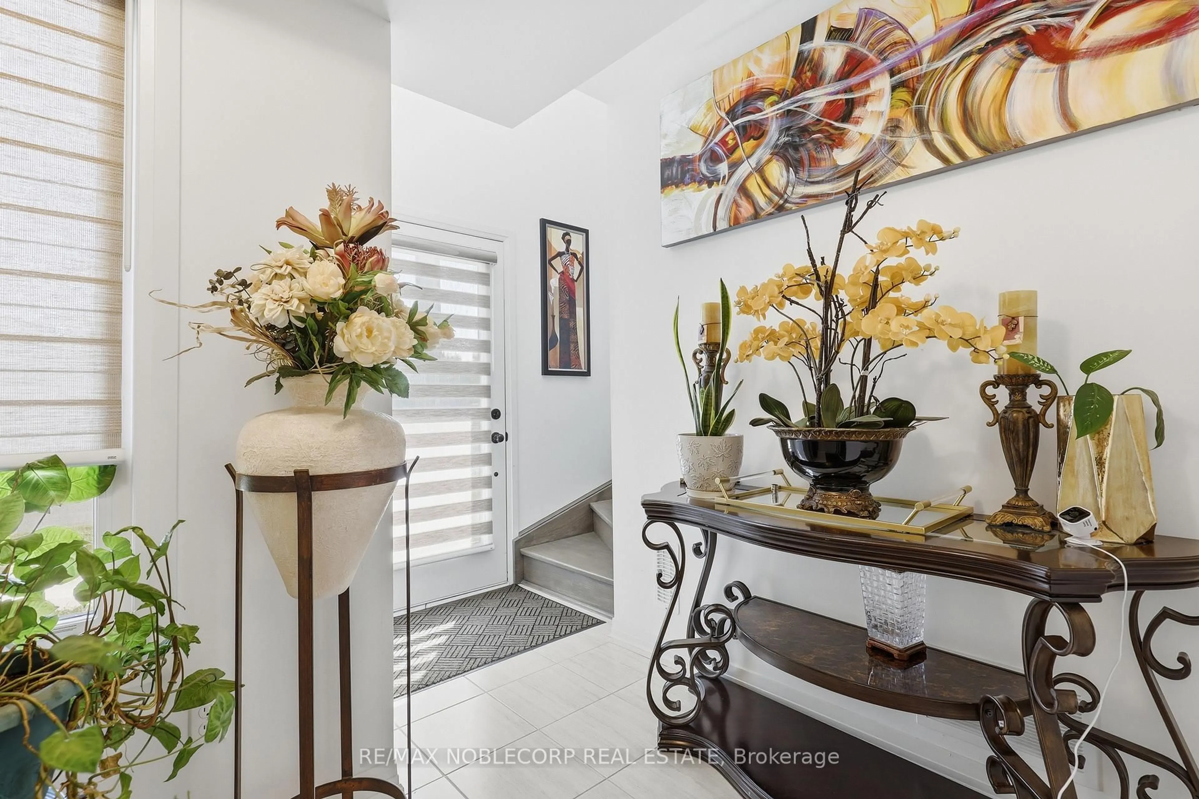 Indoor entryway for 51 Fairlane Ave, Barrie Ontario L9J 0N1