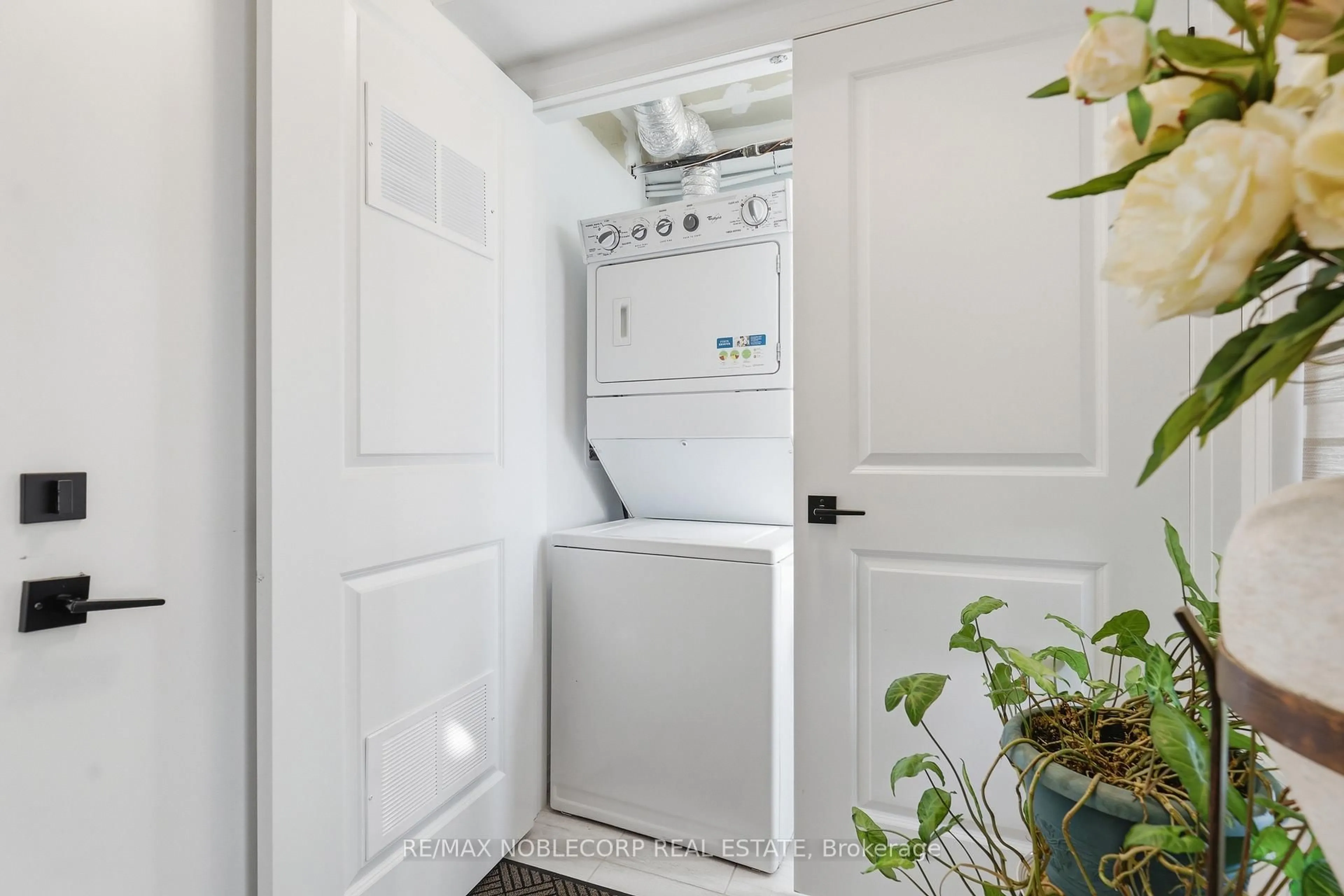 Laundry room for 51 Fairlane Ave, Barrie Ontario L9J 0N1