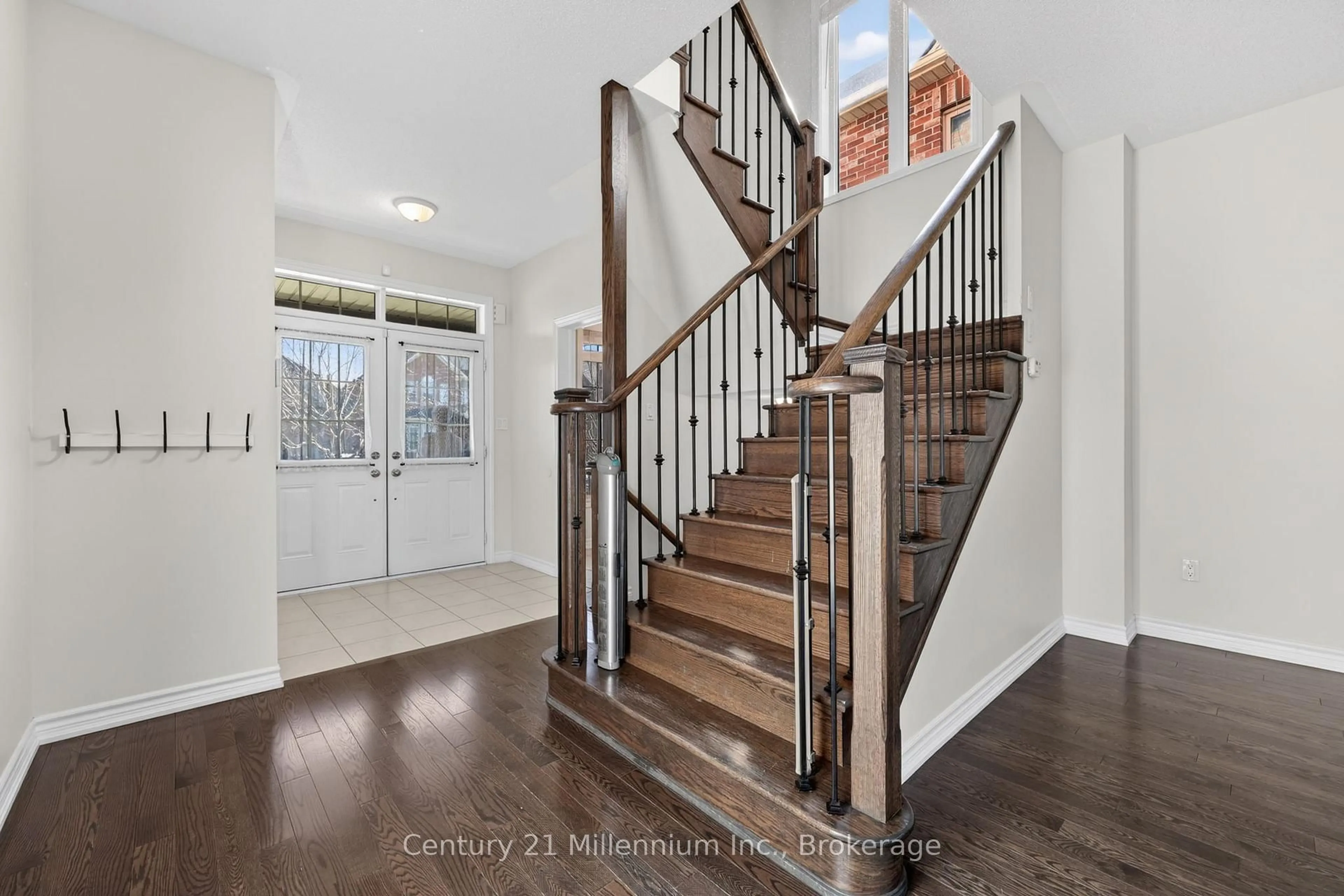 Indoor entryway for 18 Marks Rd, Springwater Ontario L9X 1A8