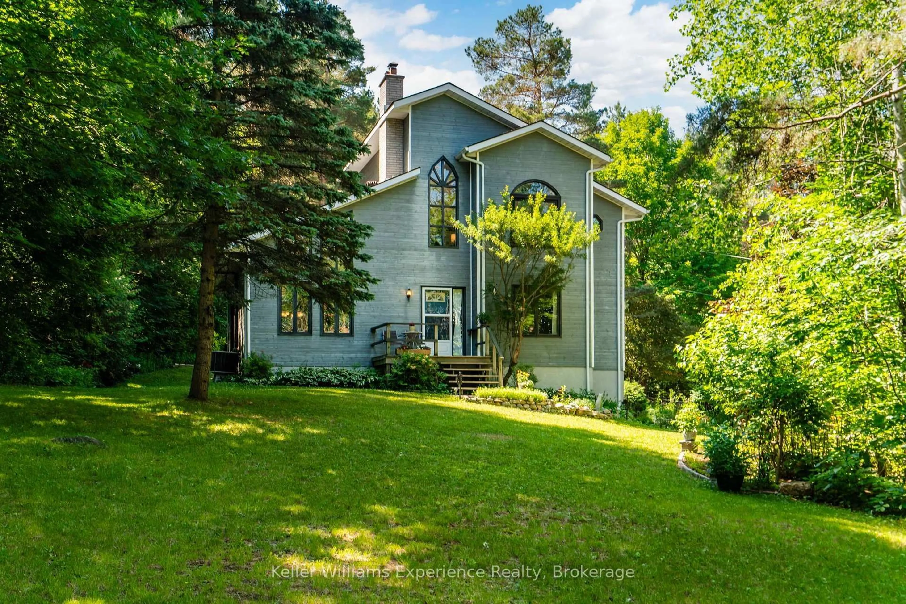 A pic from outside/outdoor area/front of a property/back of a property/a pic from drone, forest/trees view for 122 Poyntz St, Penetanguishene Ontario L9M 1P4