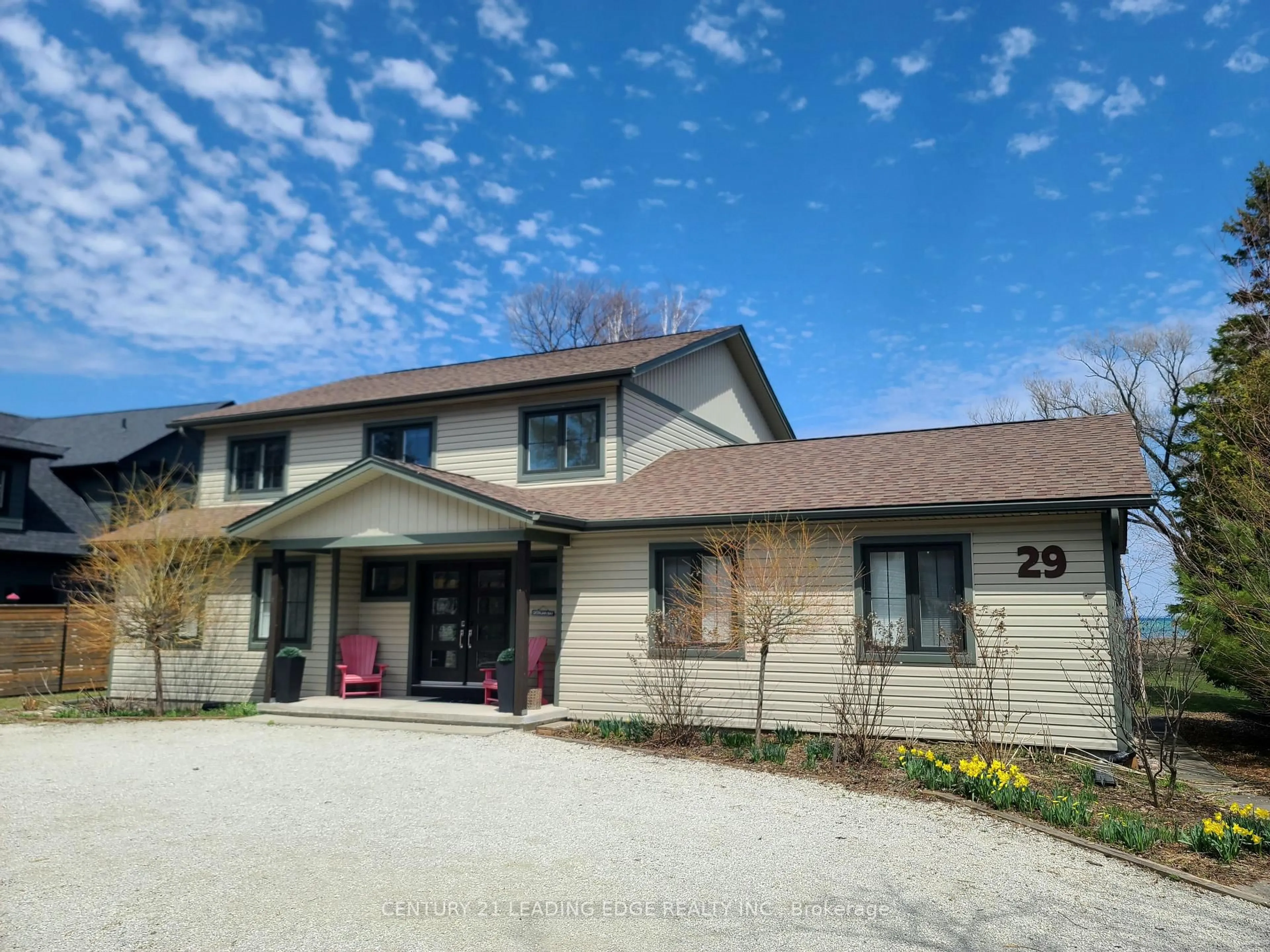 A pic from outside/outdoor area/front of a property/back of a property/a pic from drone, unknown for 29 St. Clair St, Collingwood Ontario L9Y 5N5