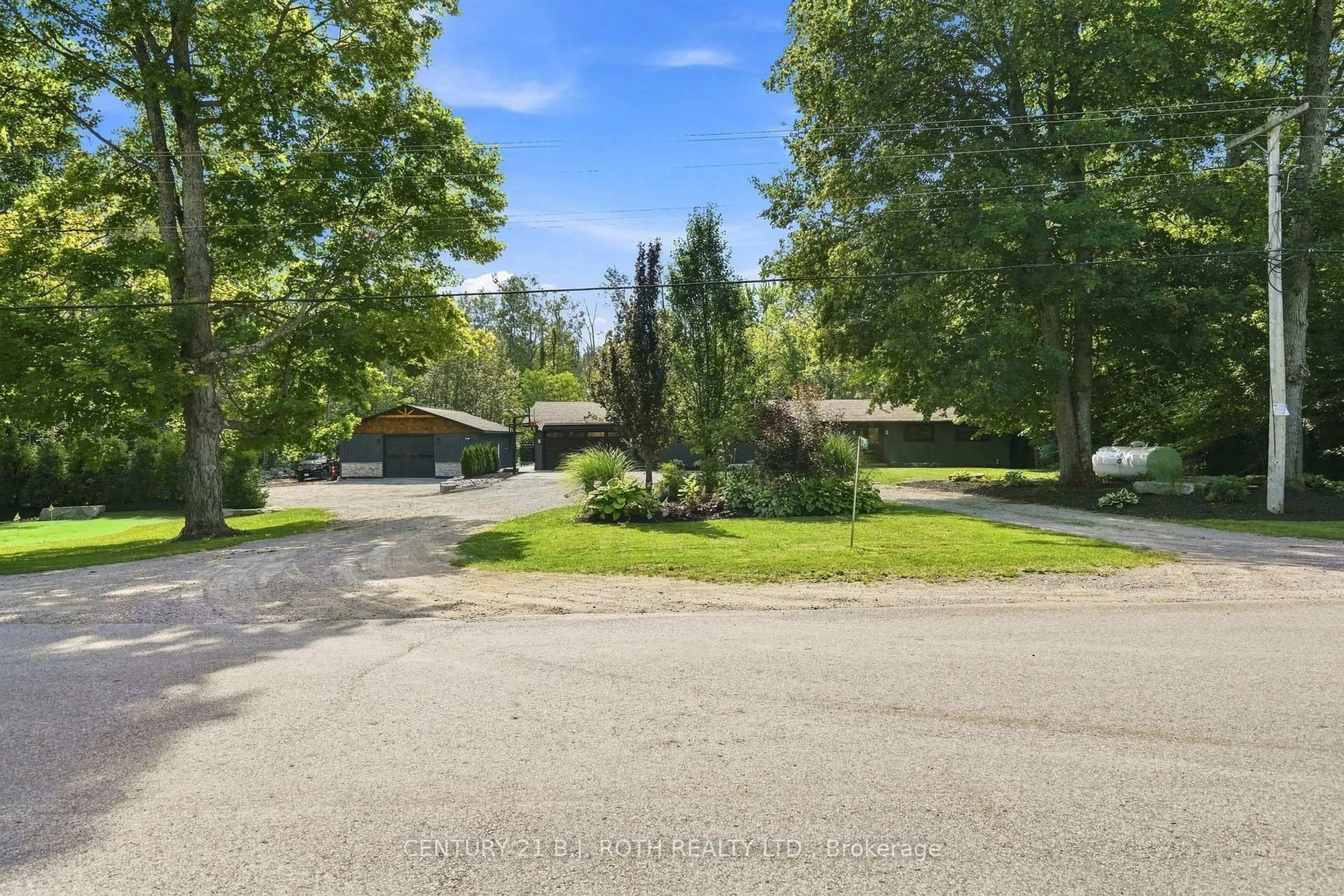 A pic from outside/outdoor area/front of a property/back of a property/a pic from drone, unknown for 3779 Agnew Rd, Severn Ontario L0K 2B0