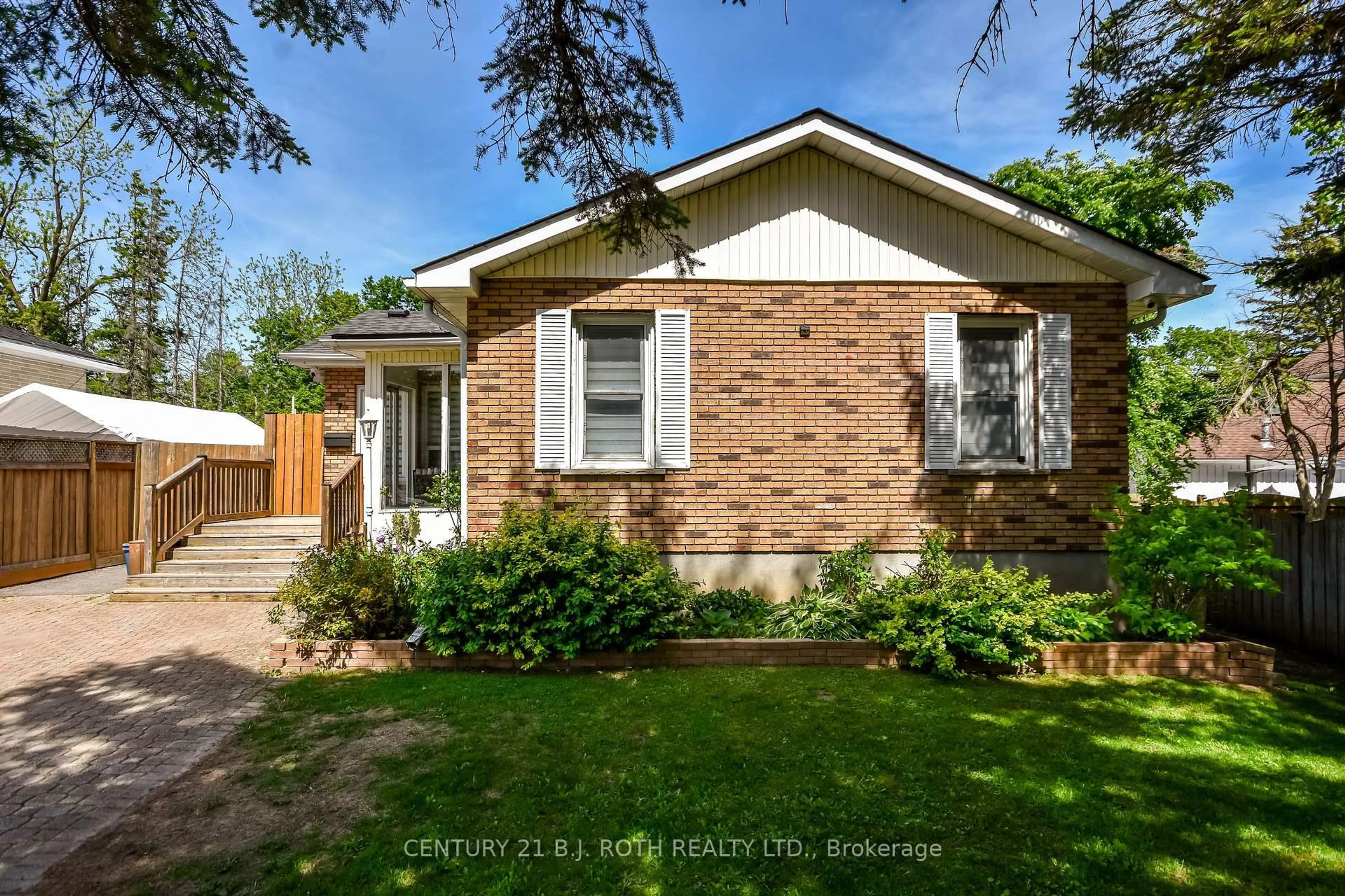 Home with brick exterior material, street for 7 WESLEY St, Barrie Ontario L4N 2A4