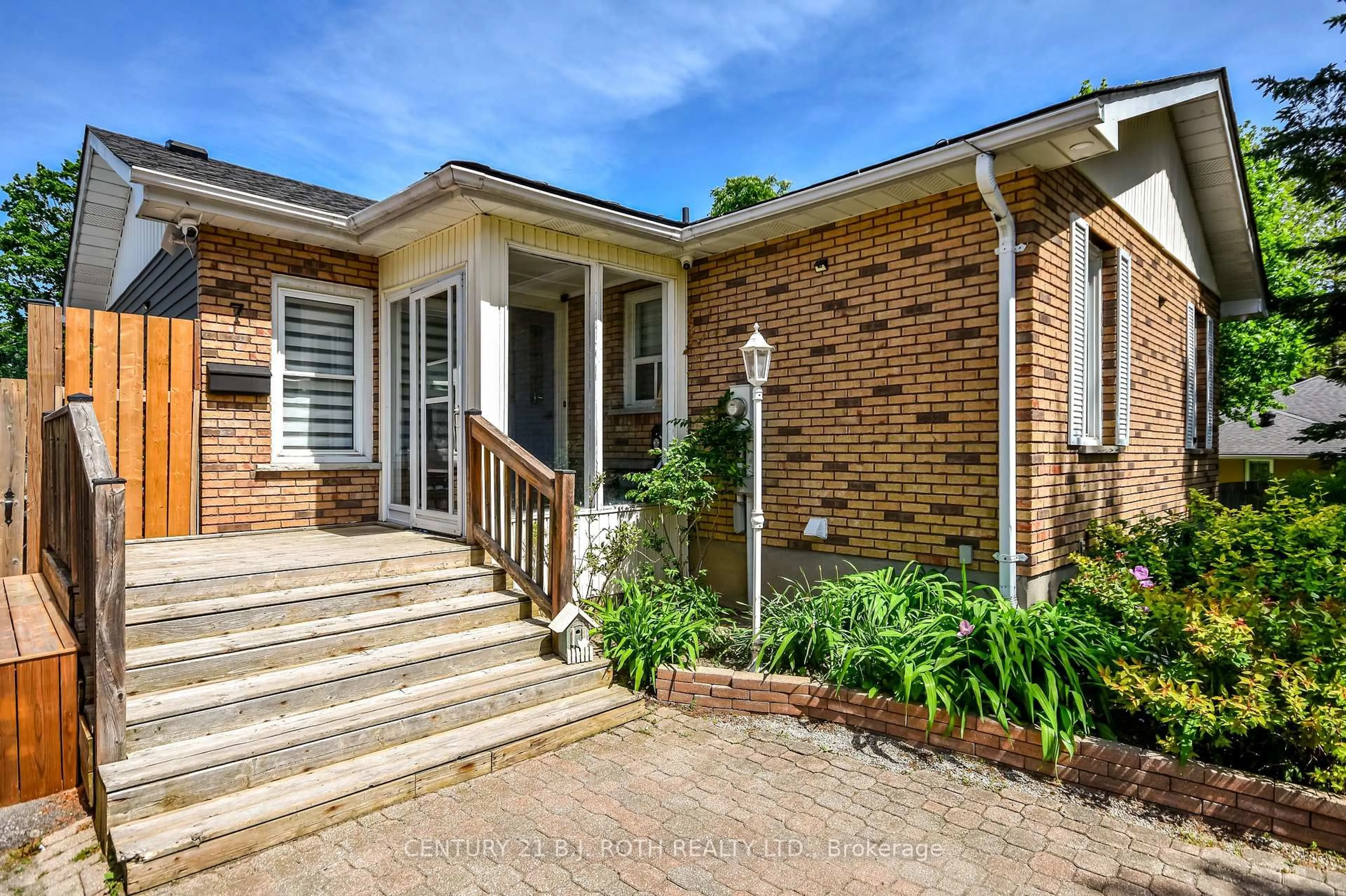Home with brick exterior material, street for 7 WESLEY St, Barrie Ontario L4N 2A4