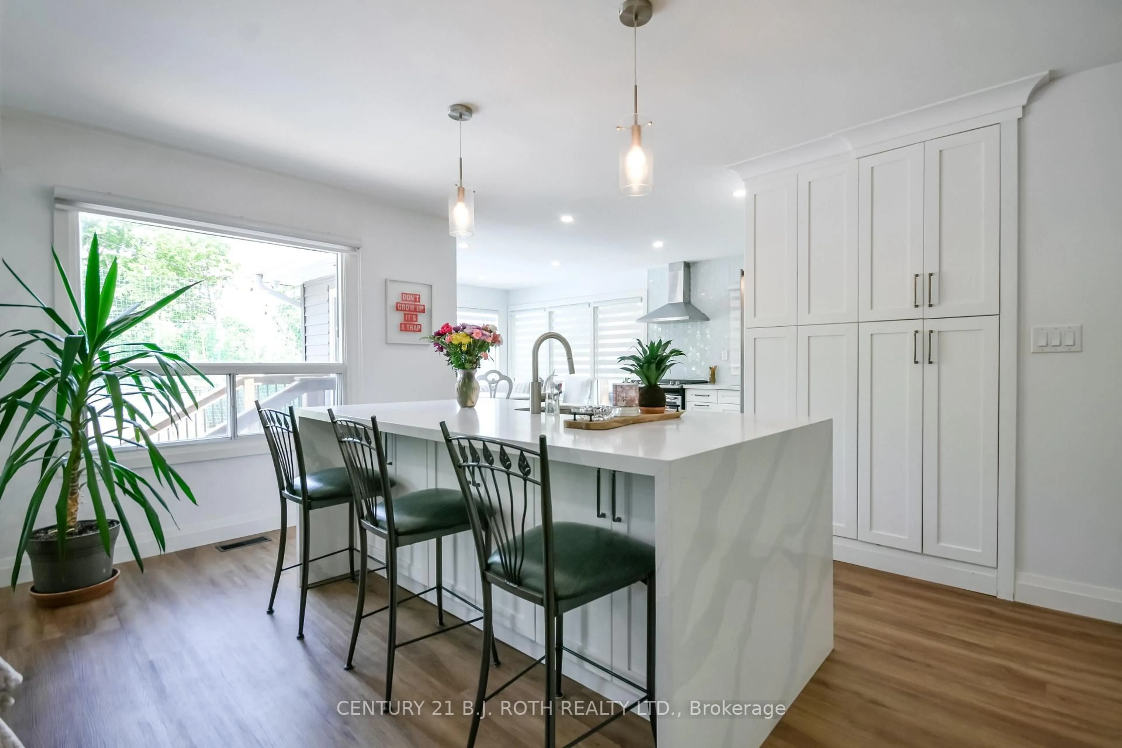 Contemporary kitchen, unknown for 7 WESLEY St, Barrie Ontario L4N 2A4