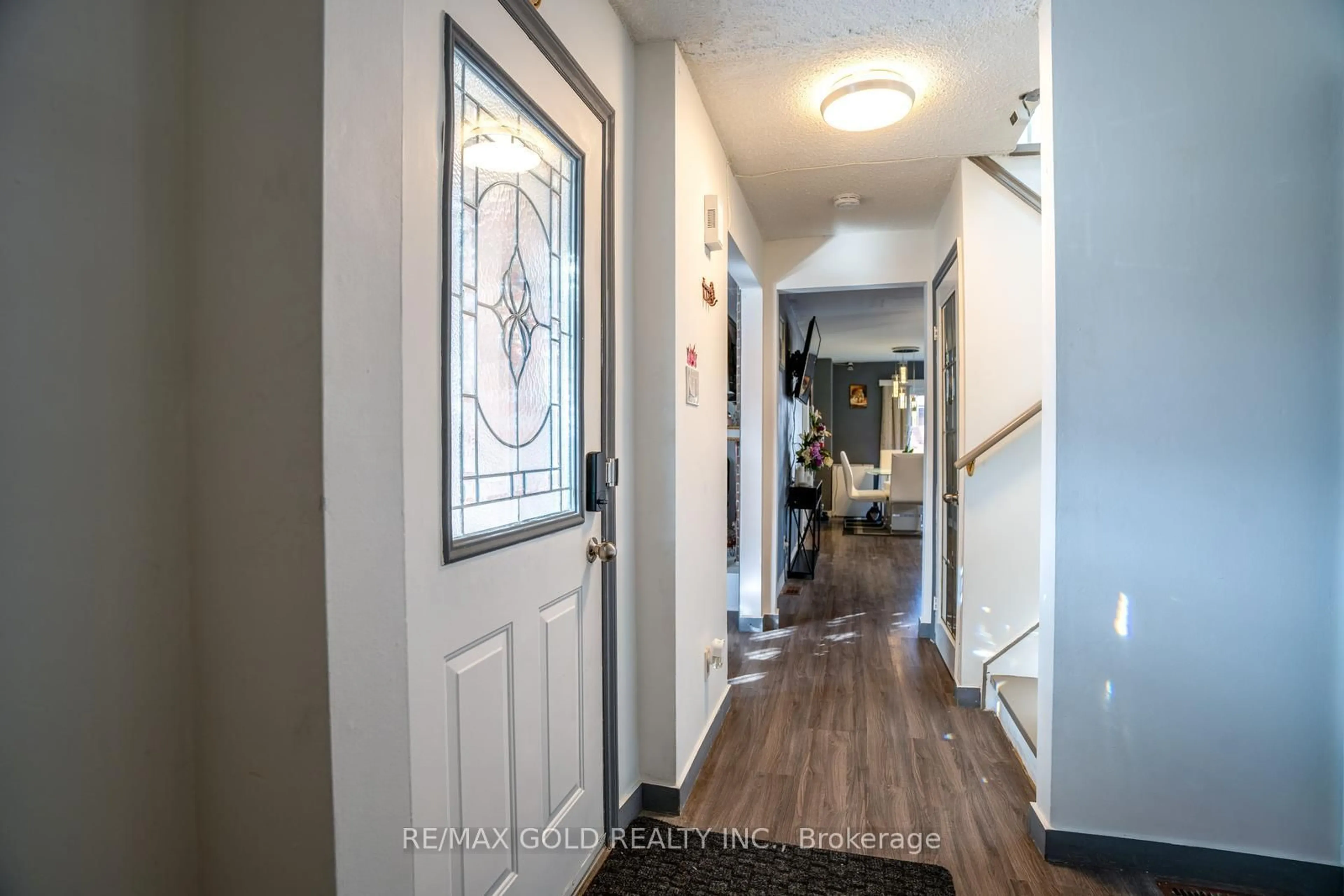 Indoor entryway for 2 Kinzie Lane, Barrie Ontario L4M 6A3