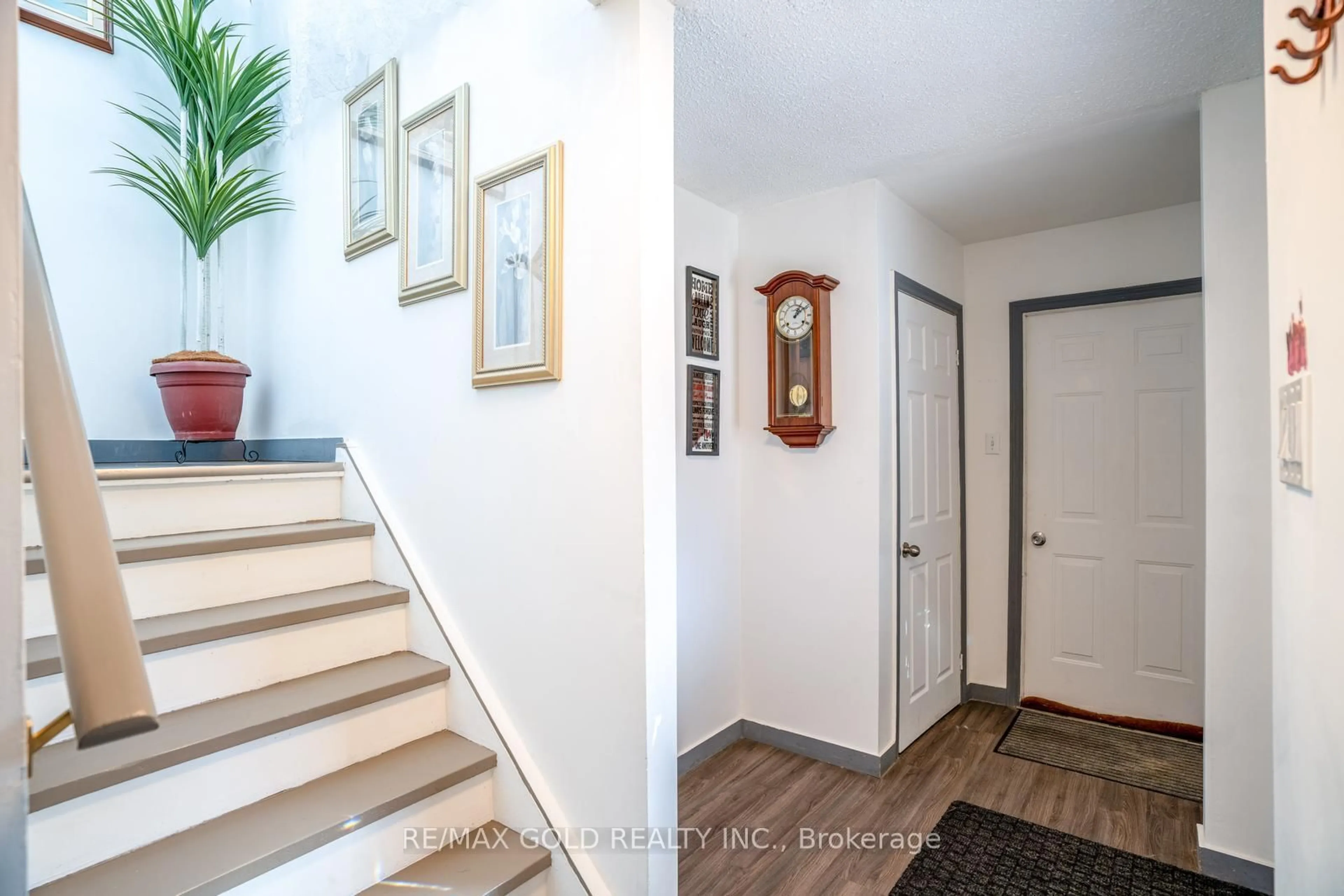 Indoor entryway for 2 Kinzie Lane, Barrie Ontario L4M 6A3