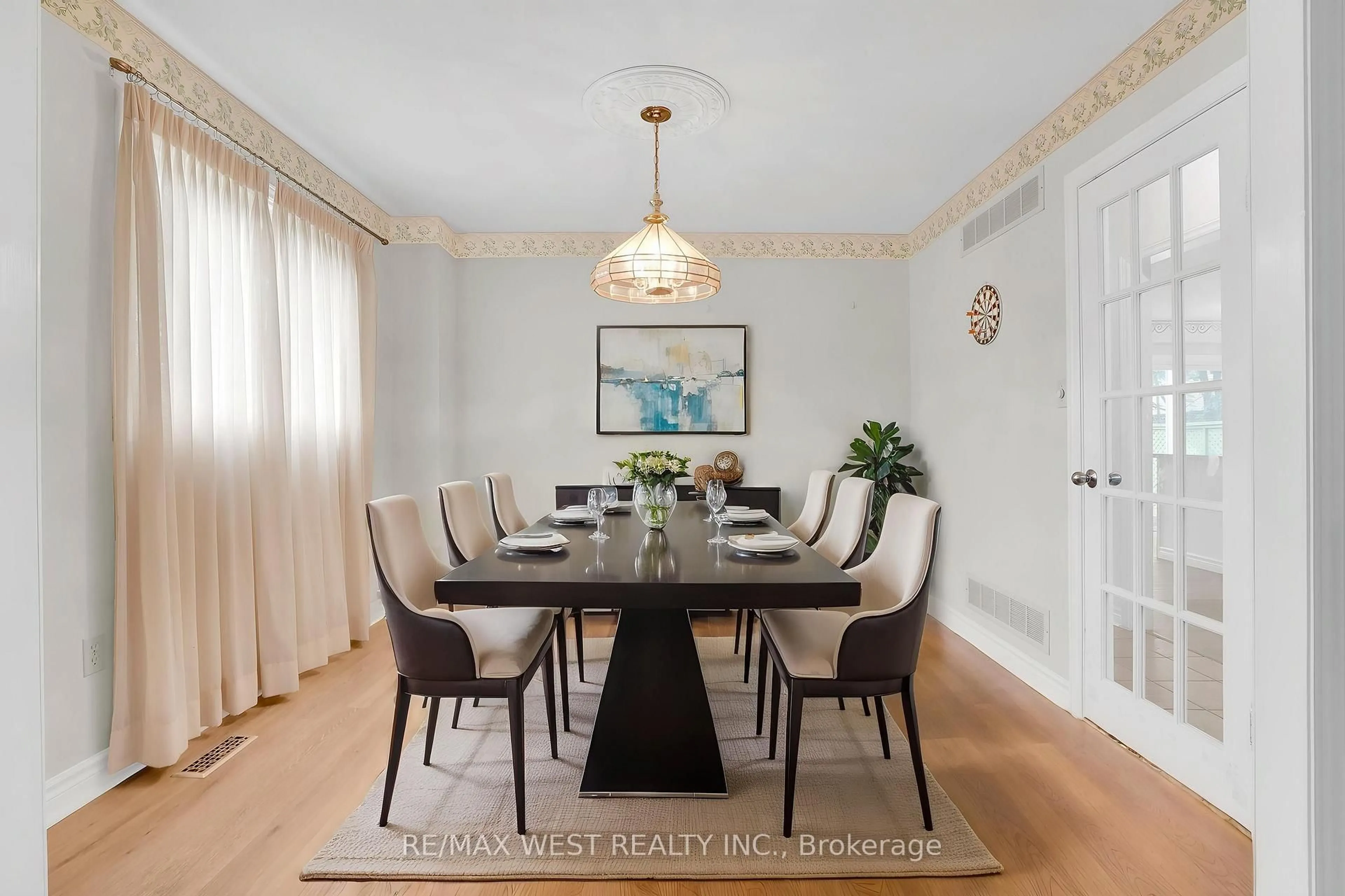 Dining room, wood/laminate floor for 1 Cardinal St, Barrie Ontario L4M 6C8