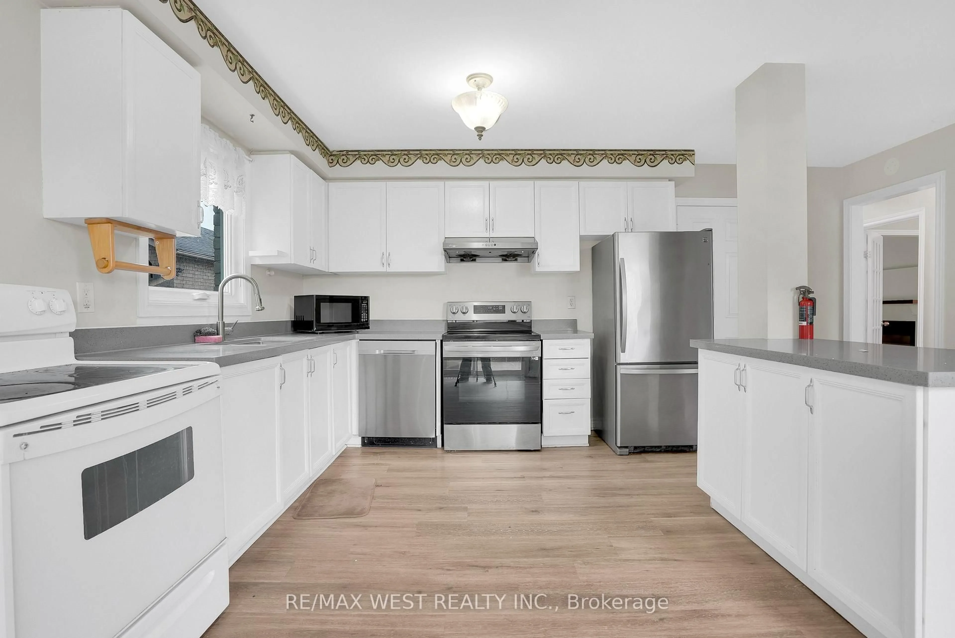 Standard kitchen, unknown for 1 Cardinal St, Barrie Ontario L4M 6C8