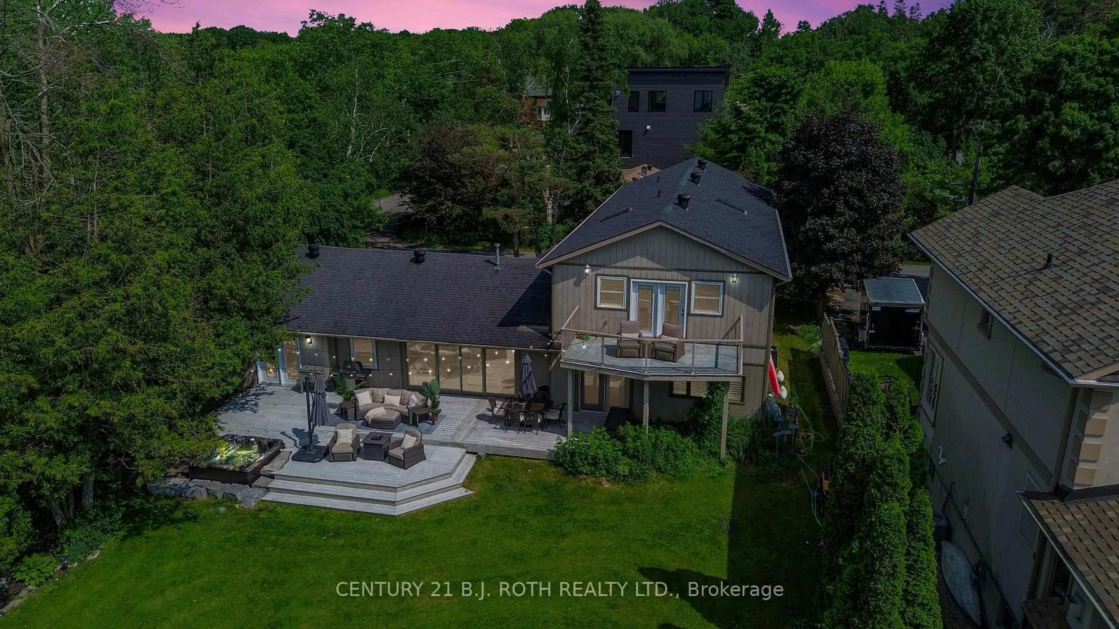 A pic from outside/outdoor area/front of a property/back of a property/a pic from drone, unknown for 58 White Oaks Rd, Barrie Ontario L4N 4B9