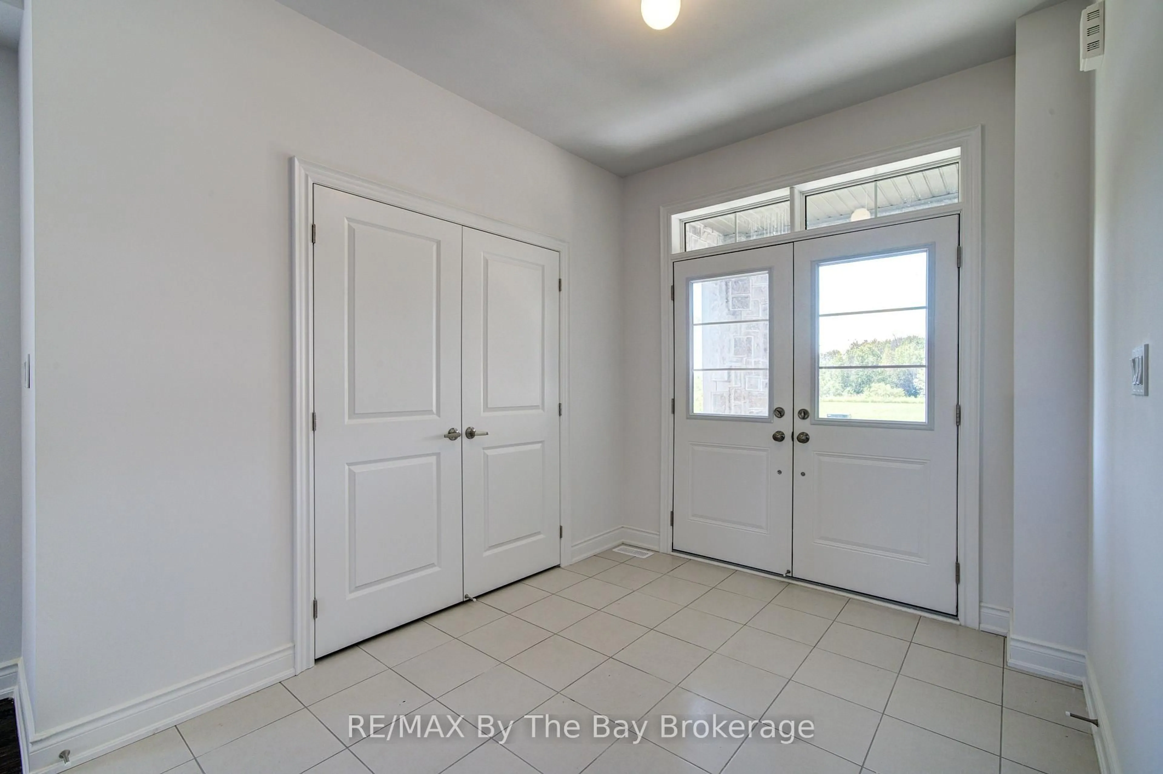 Indoor entryway for 35 Misty Ridge Rd, Wasaga Beach Ontario L9Z 0R8