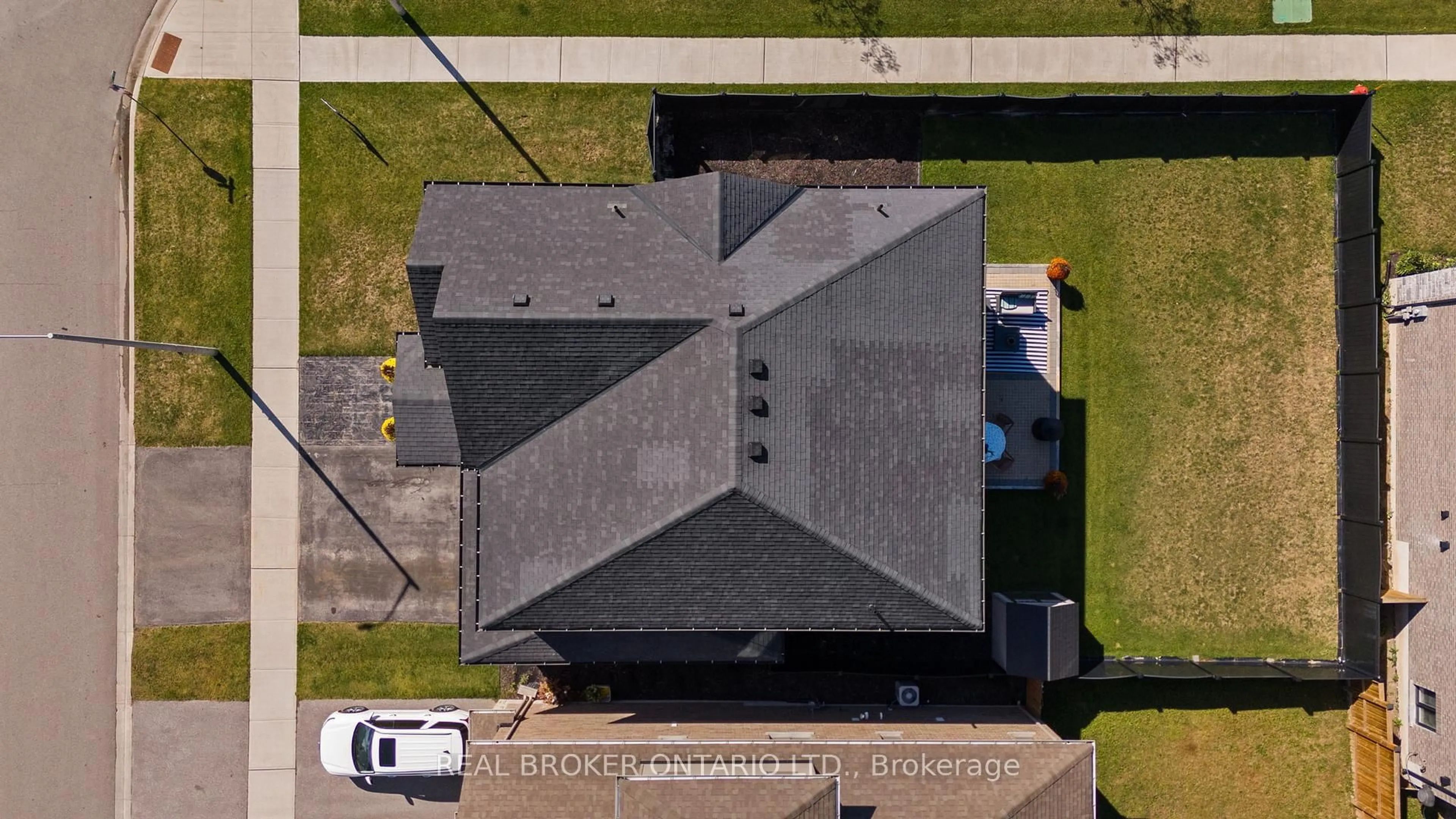 A pic from outside/outdoor area/front of a property/back of a property/a pic from drone, street for 3032 Monarch Dr, Orillia Ontario L3V 8K3