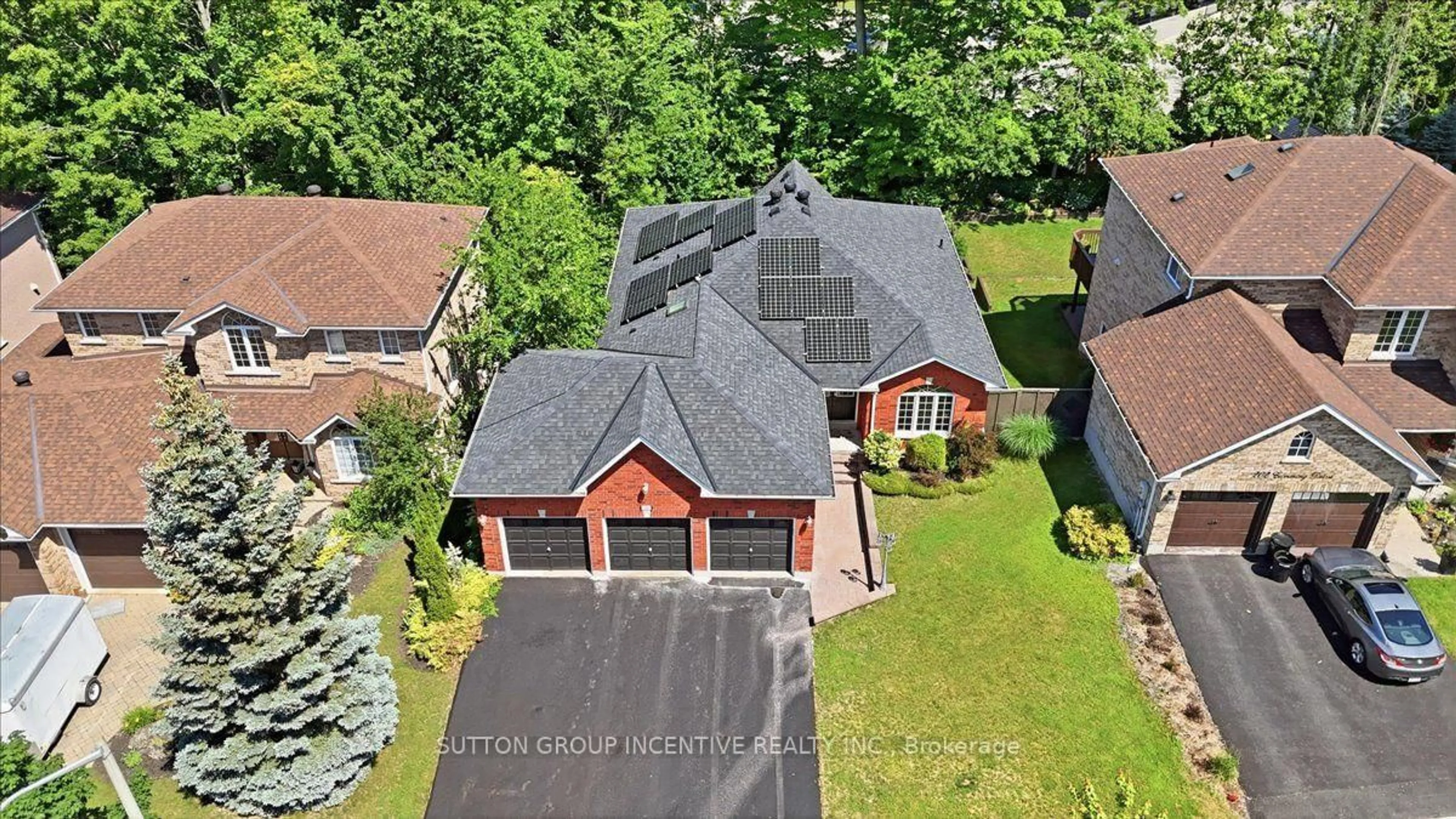 A pic from outside/outdoor area/front of a property/back of a property/a pic from drone, street for 200 Cumming Dr, Barrie Ontario L4N 0C9