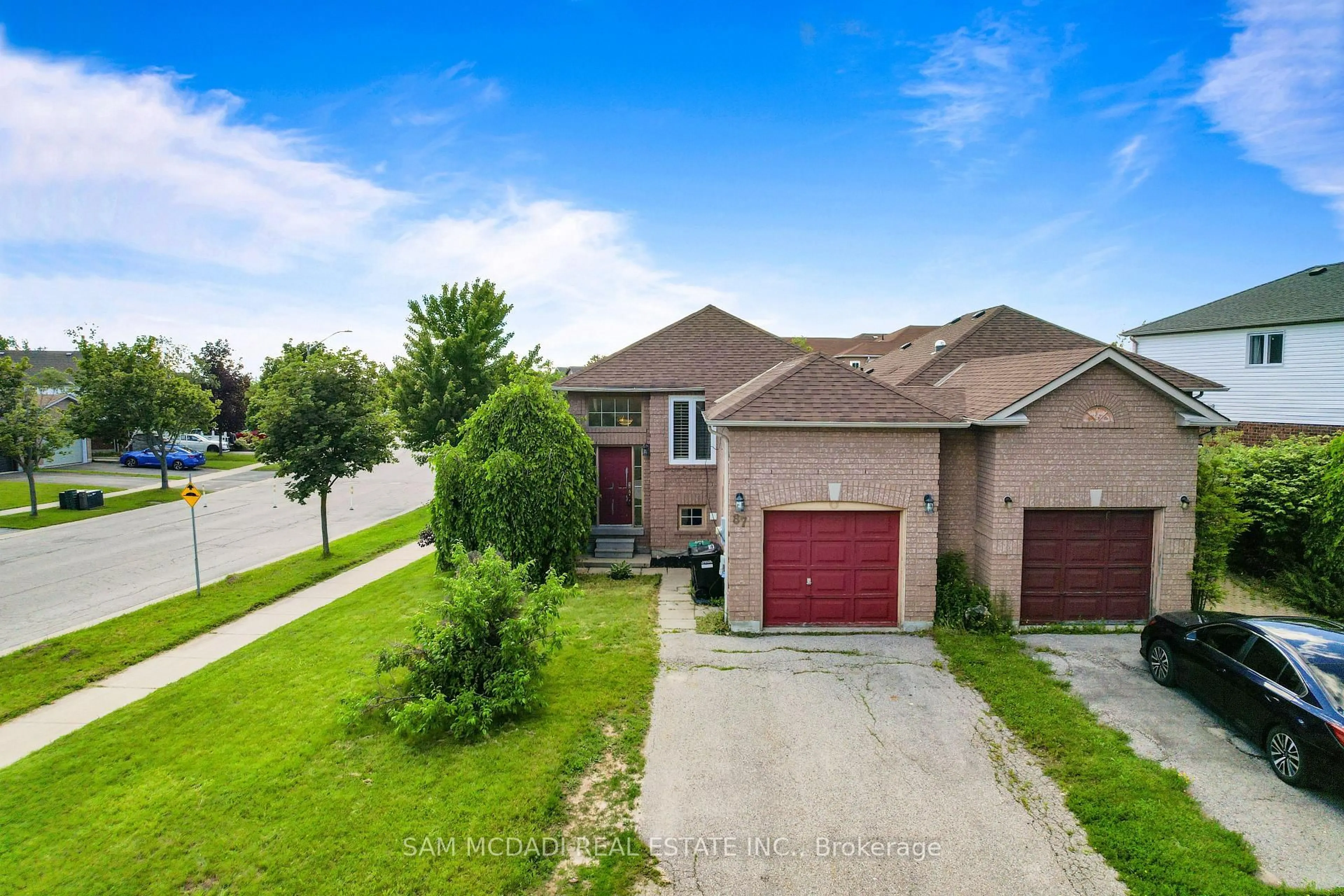 A pic from outside/outdoor area/front of a property/back of a property/a pic from drone, street for 87 Rundle Cres, Barrie Ontario L4N 8E6