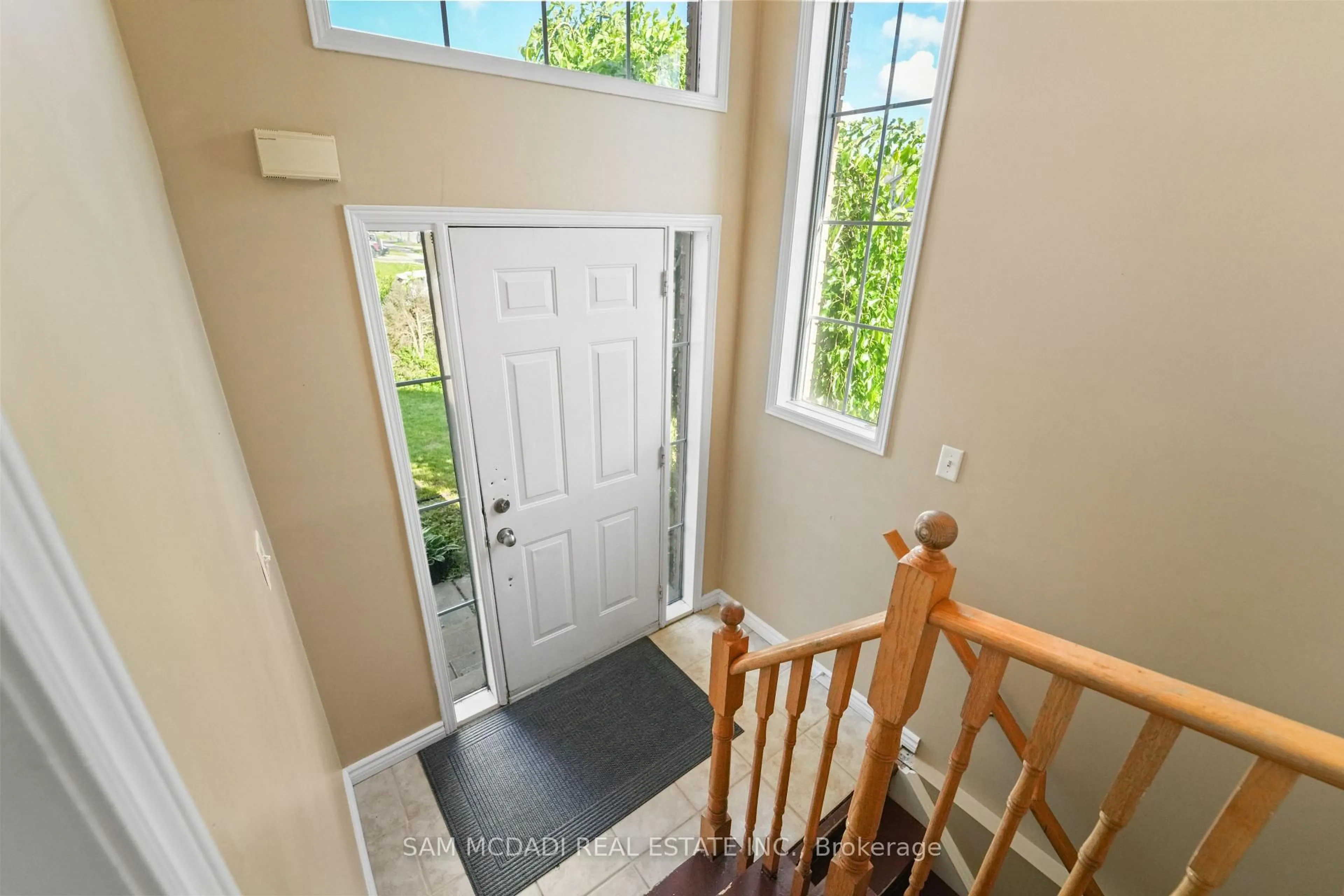 Indoor entryway for 87 Rundle Cres, Barrie Ontario L4N 8E6