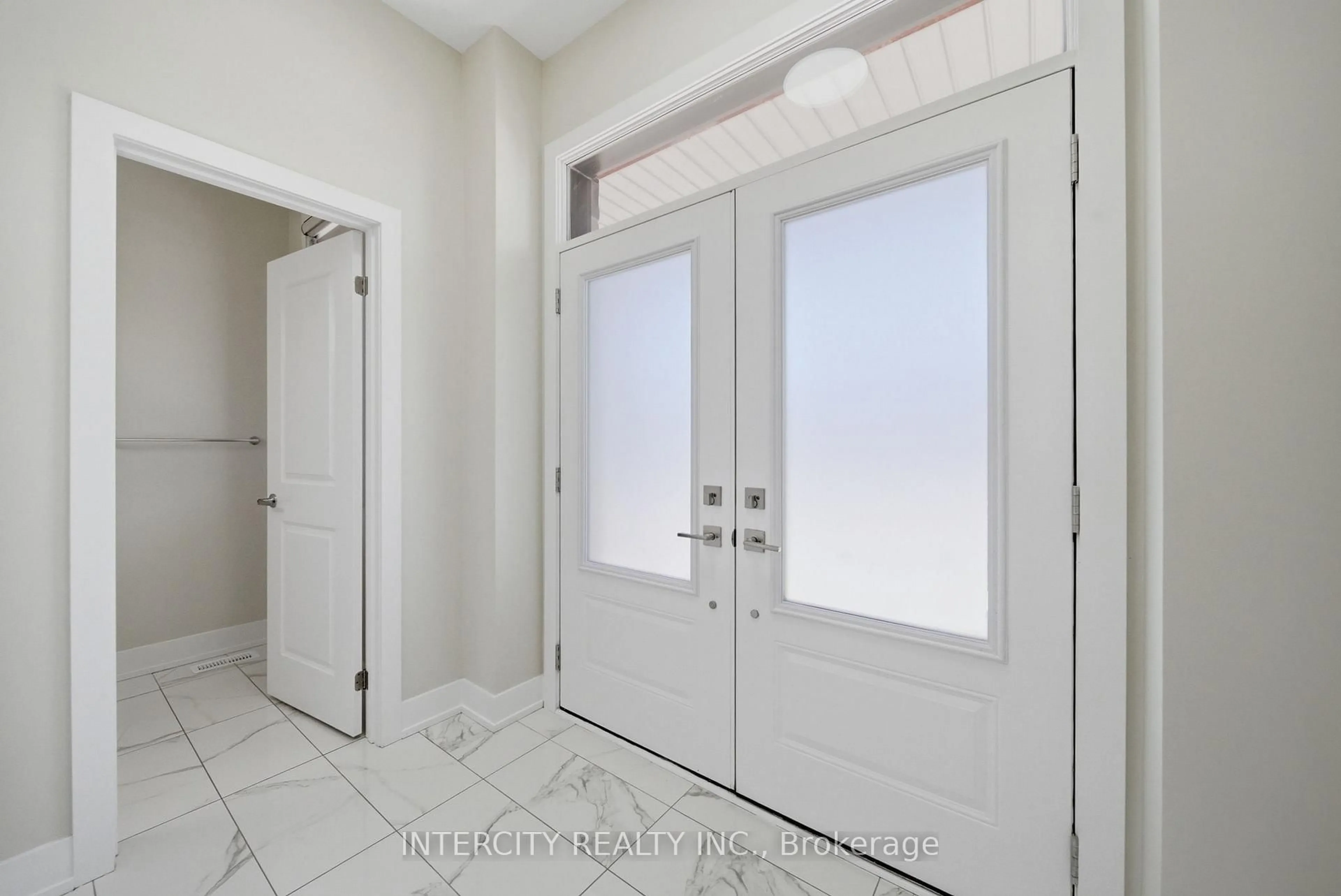 Indoor entryway for 10 Kingsbury Tr, Barrie Ontario L9J 0W9
