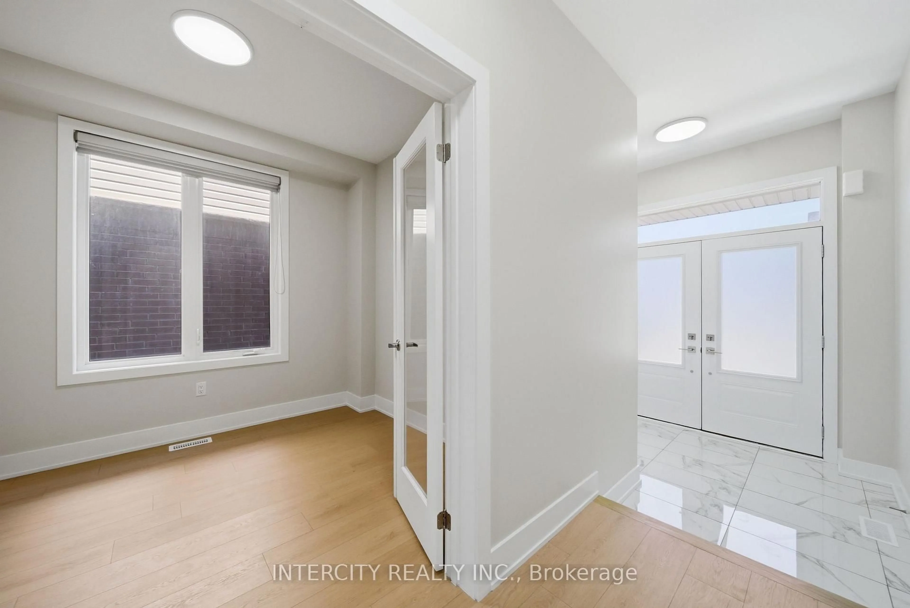 Indoor entryway for 10 Kingsbury Tr, Barrie Ontario L9J 0W9