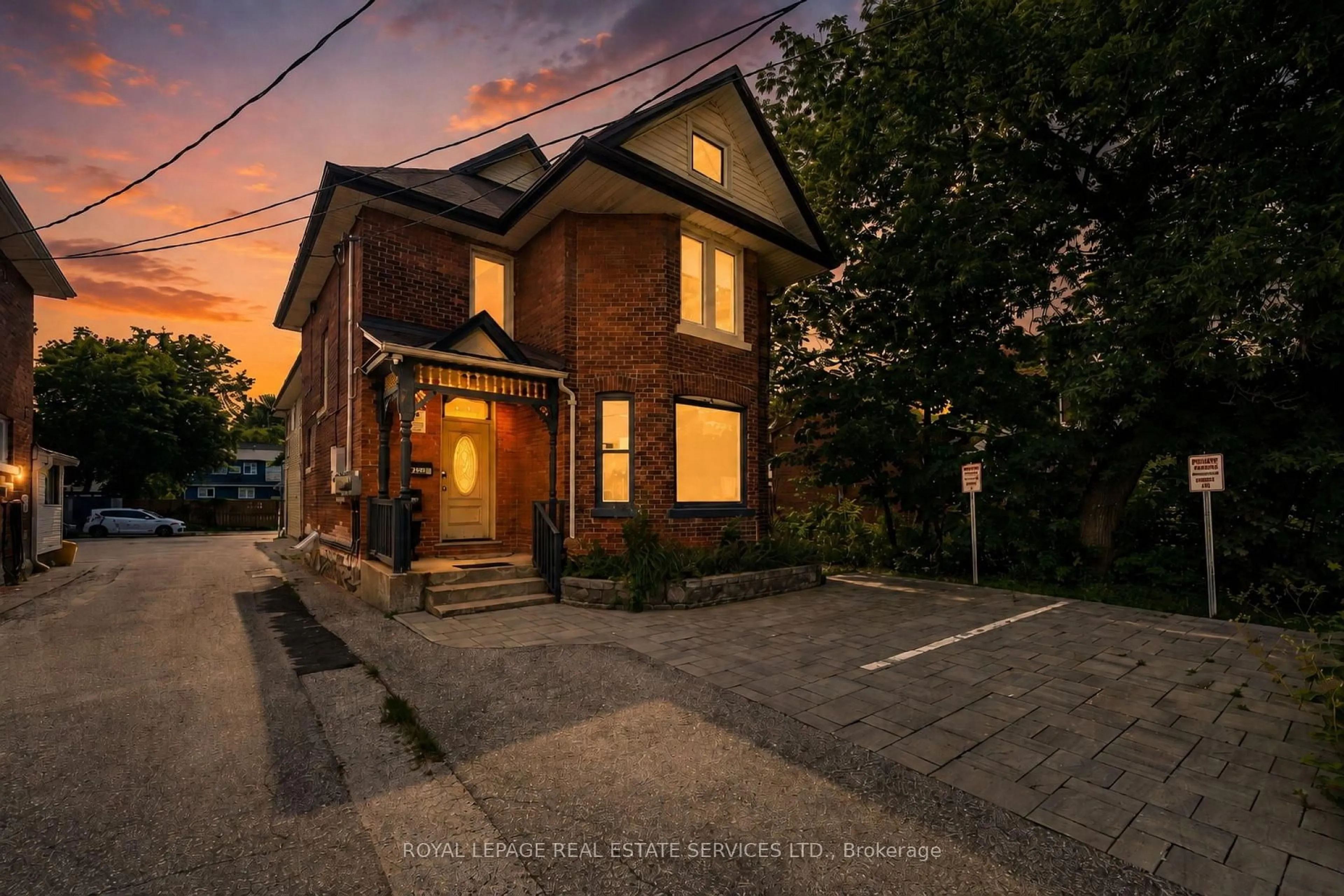 Home with brick exterior material, street for 100 Essa Rd, Barrie Ontario L4N 3K7