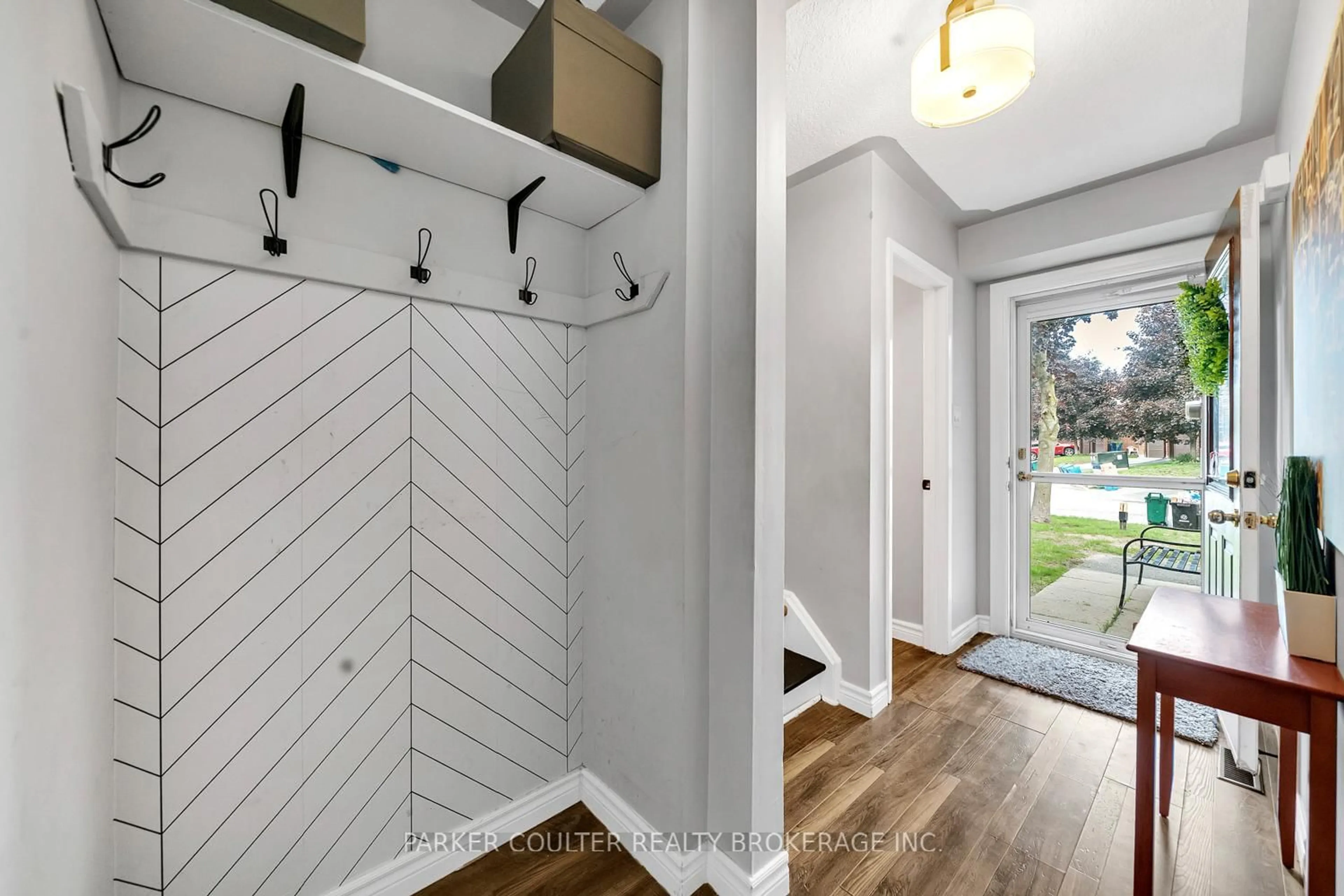Indoor entryway for 441 Barrie Rd #16, Orillia Ontario L3V 6T9