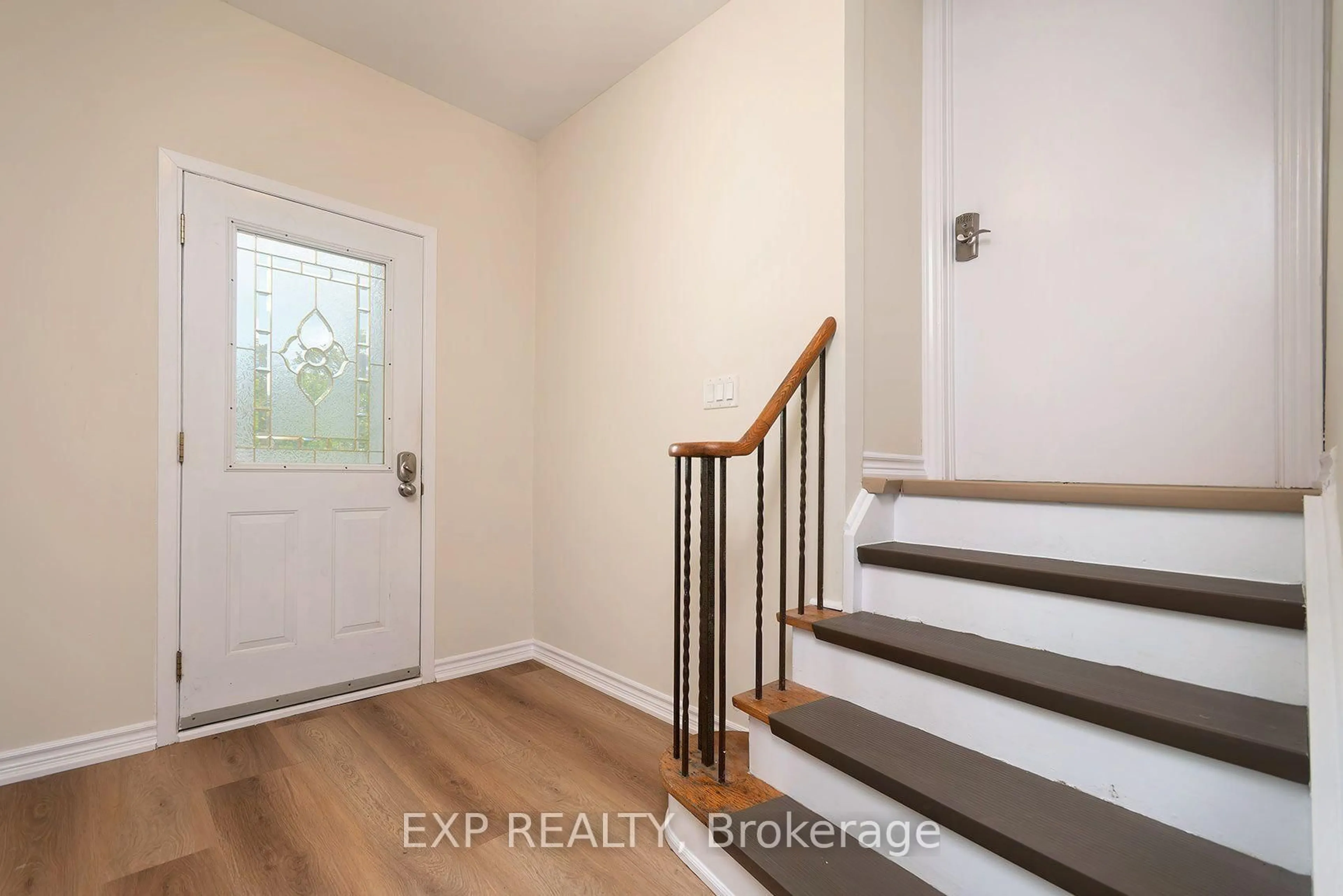 Indoor entryway for 260 Cook St, Barrie Ontario L4M 4H6