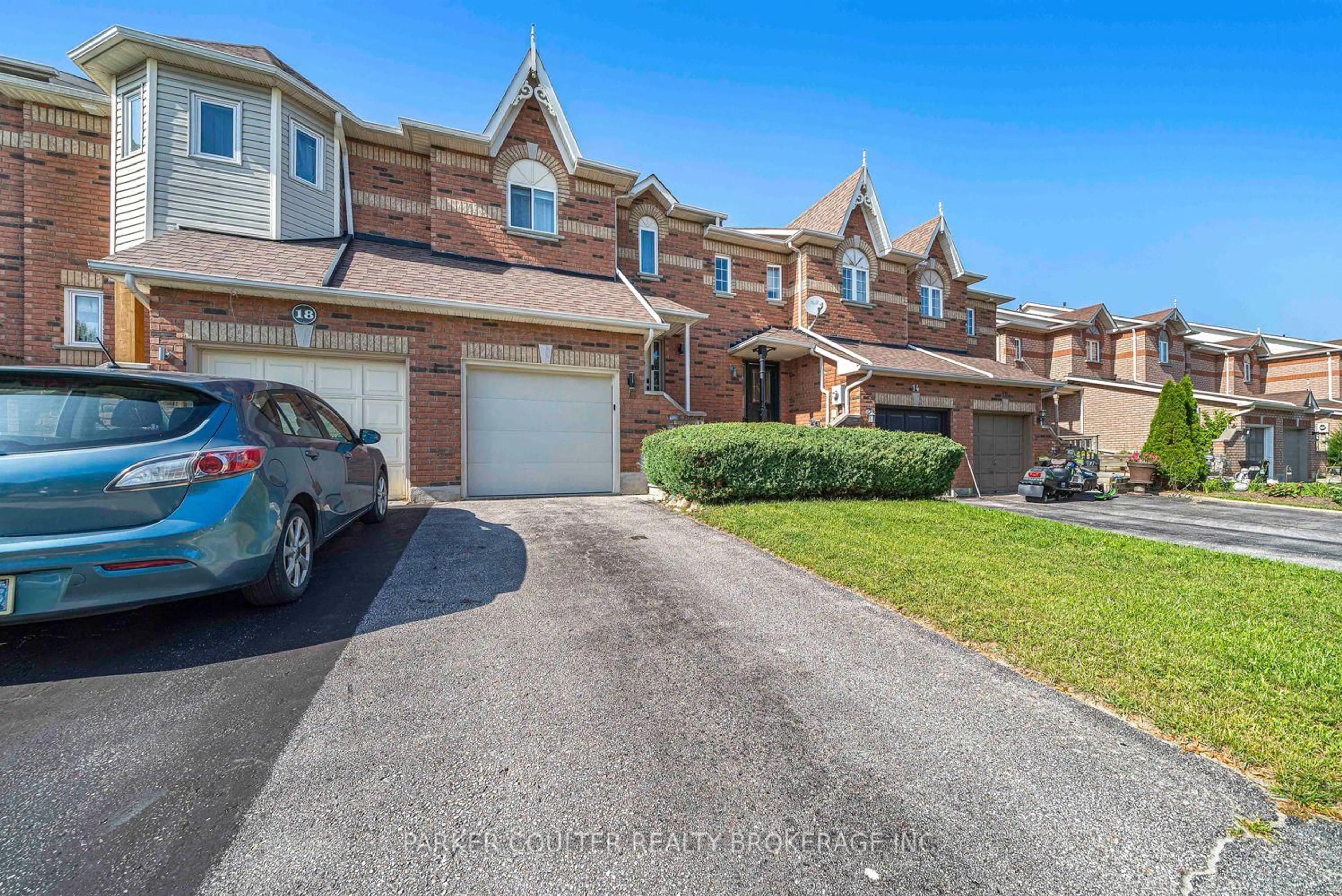 A pic from outside/outdoor area/front of a property/back of a property/a pic from drone, street for 16 Drake Dr, Barrie Ontario L4N 8W3