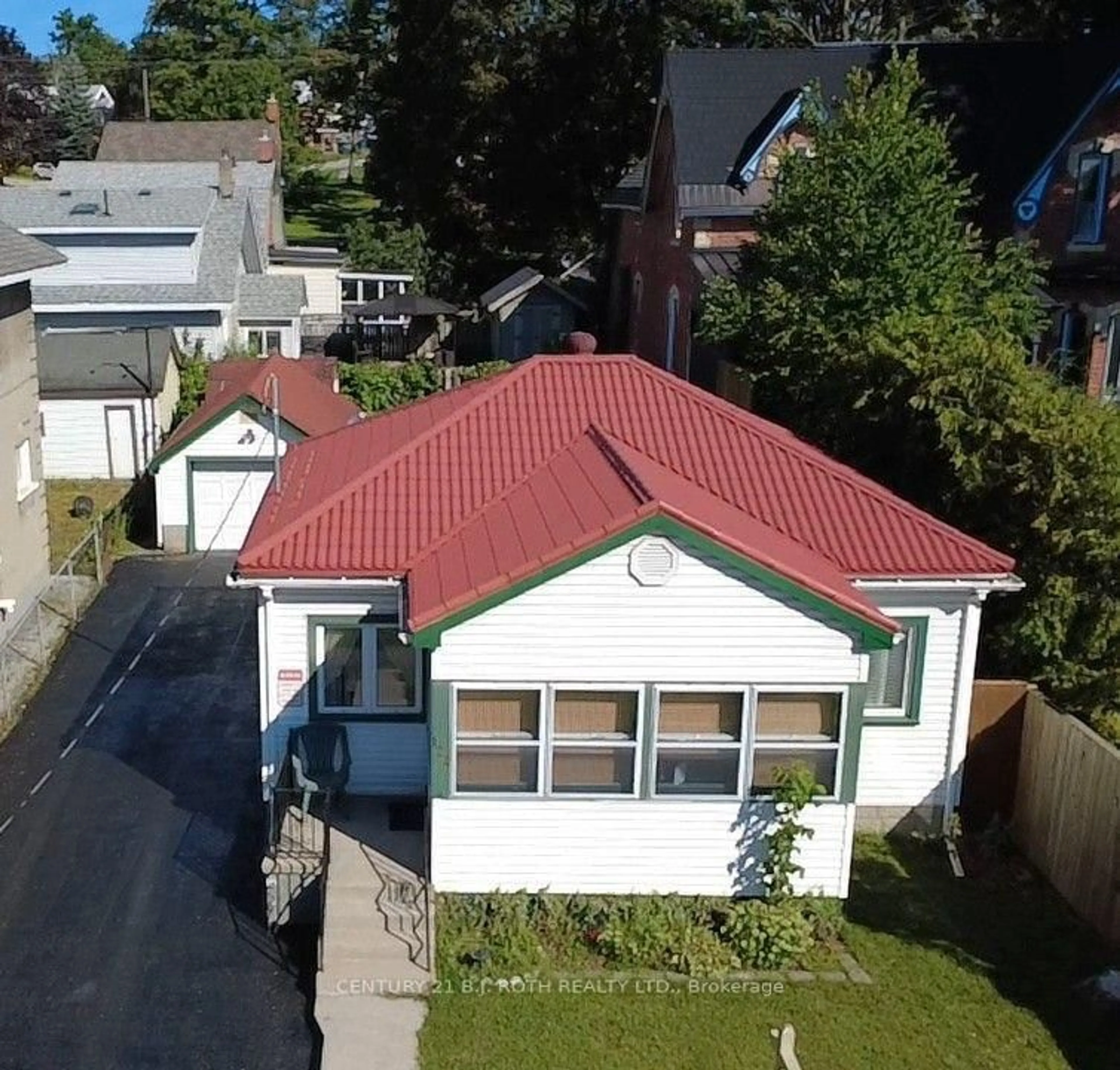 A pic from outside/outdoor area/front of a property/back of a property/a pic from drone, street for 124 MARY St, Orillia Ontario L3V 3E2