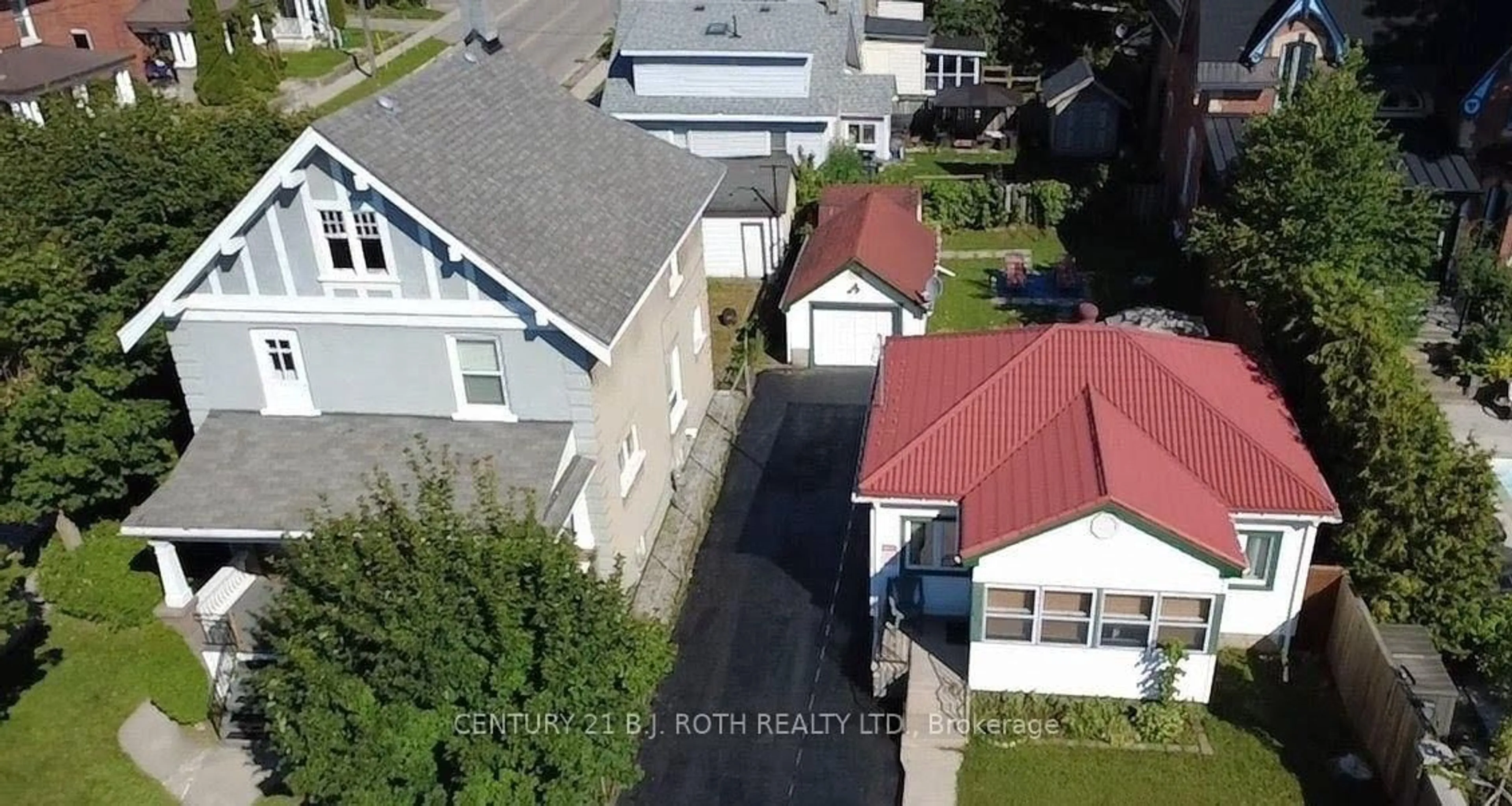 A pic from outside/outdoor area/front of a property/back of a property/a pic from drone, street for 124 MARY St, Orillia Ontario L3V 3E2
