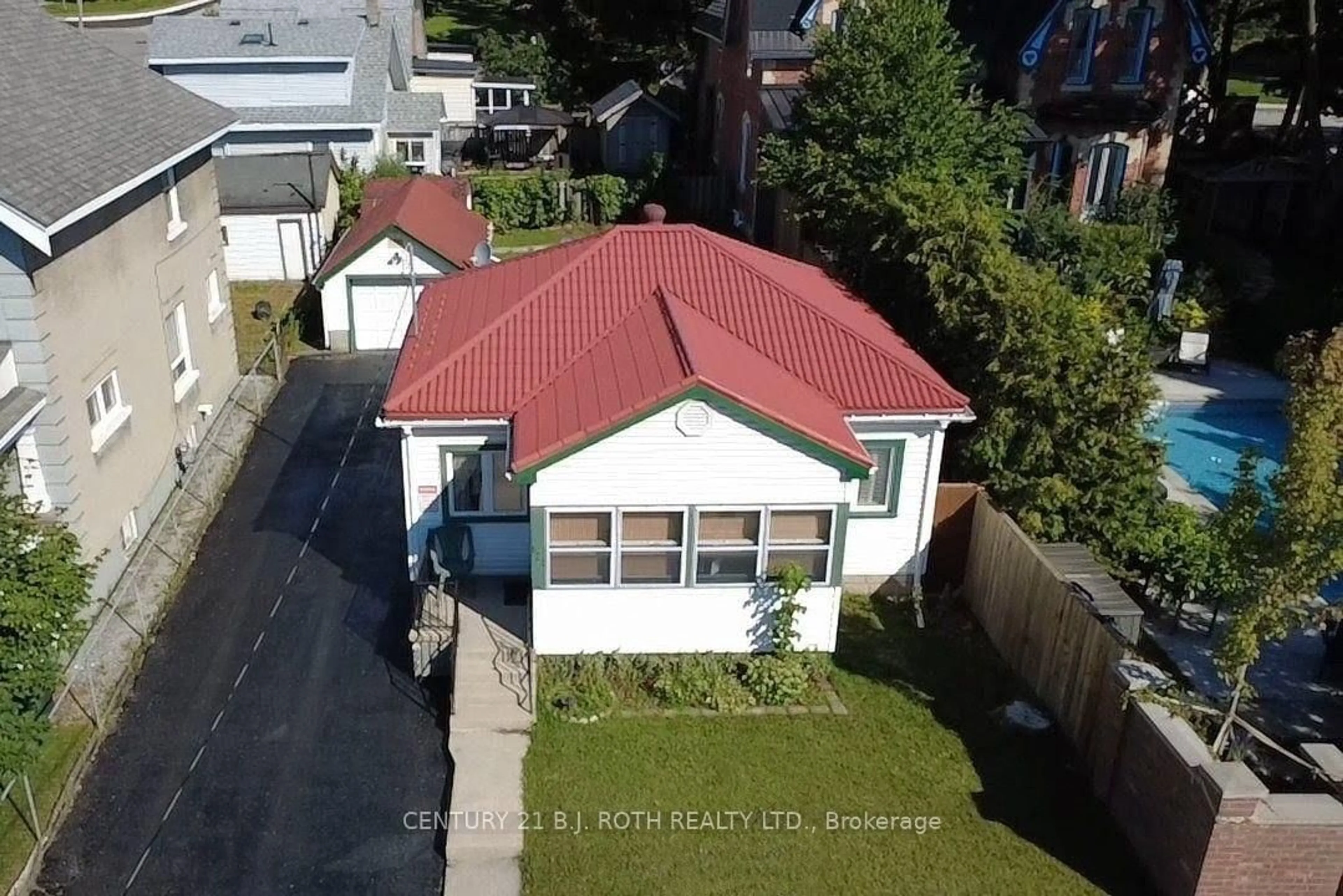 A pic from outside/outdoor area/front of a property/back of a property/a pic from drone, street for 124 MARY St, Orillia Ontario L3V 3E2