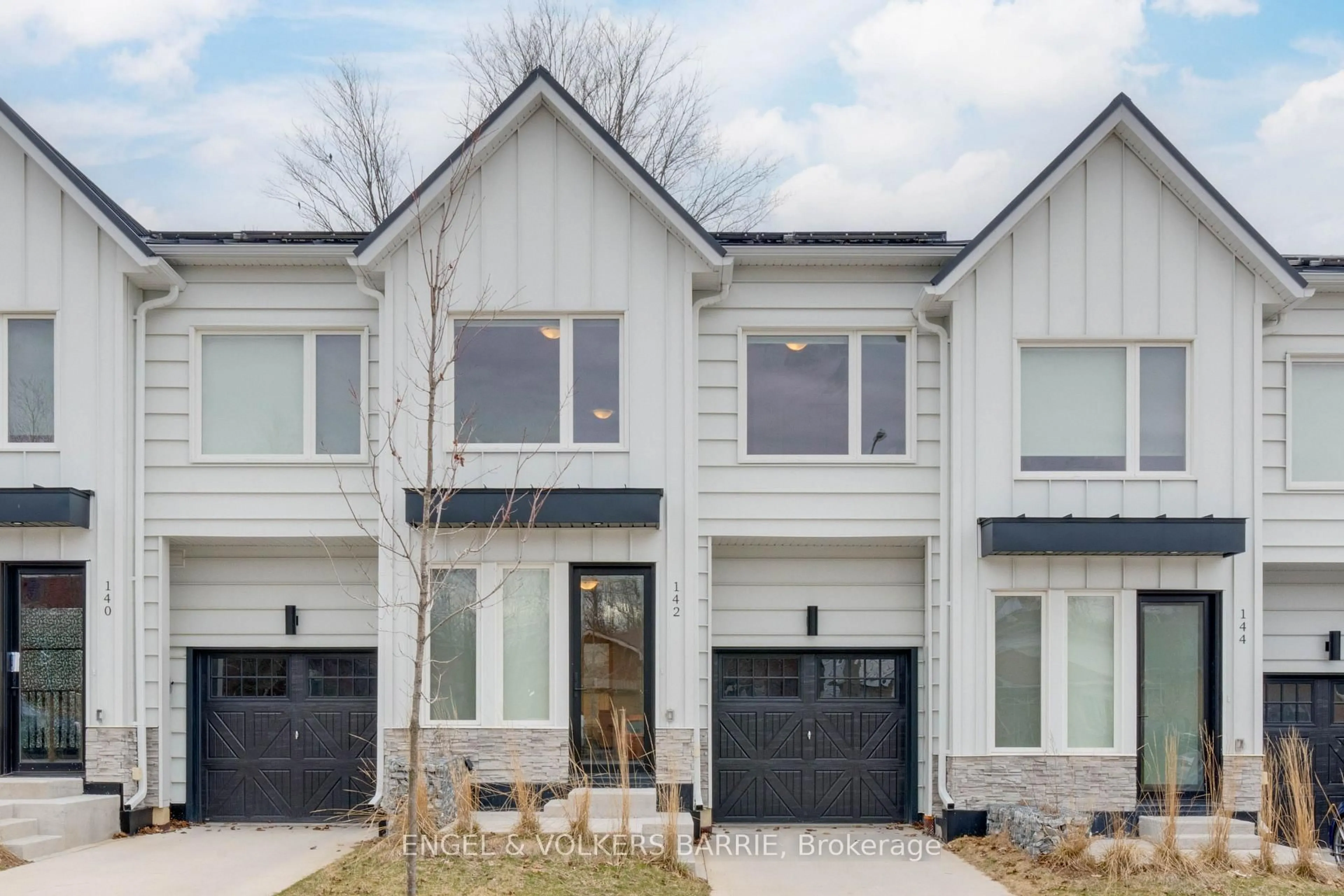 Home with brick exterior material, street for 142 Athabaska Rd, Barrie Ontario L4N 8E5