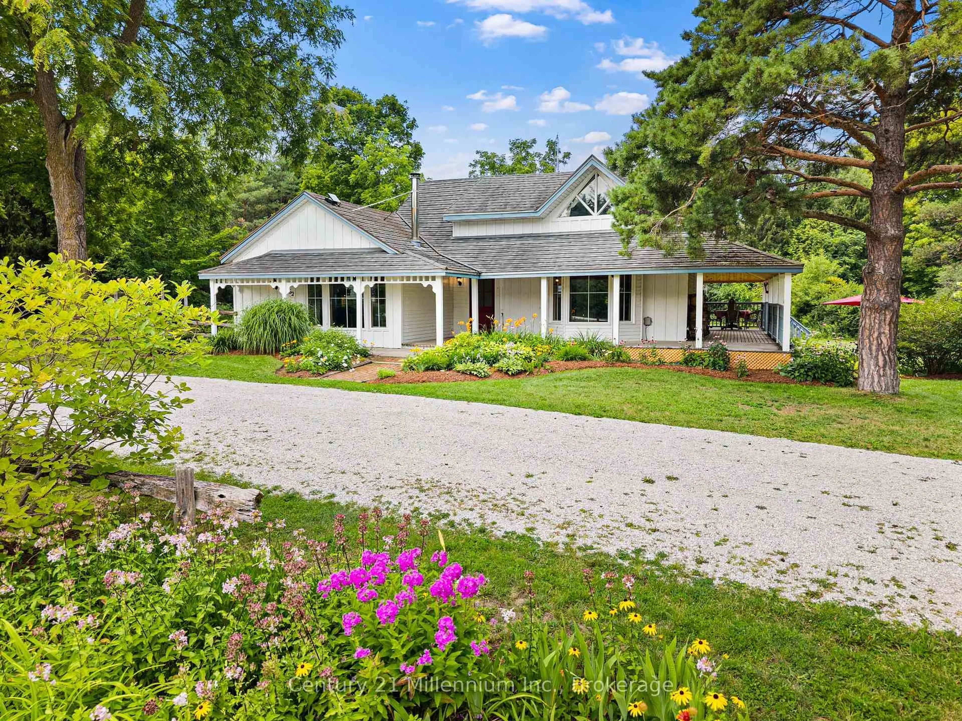 Home with vinyl exterior material, street for 262 Batteaux Rd, Clearview Ontario L9Y 3Z1
