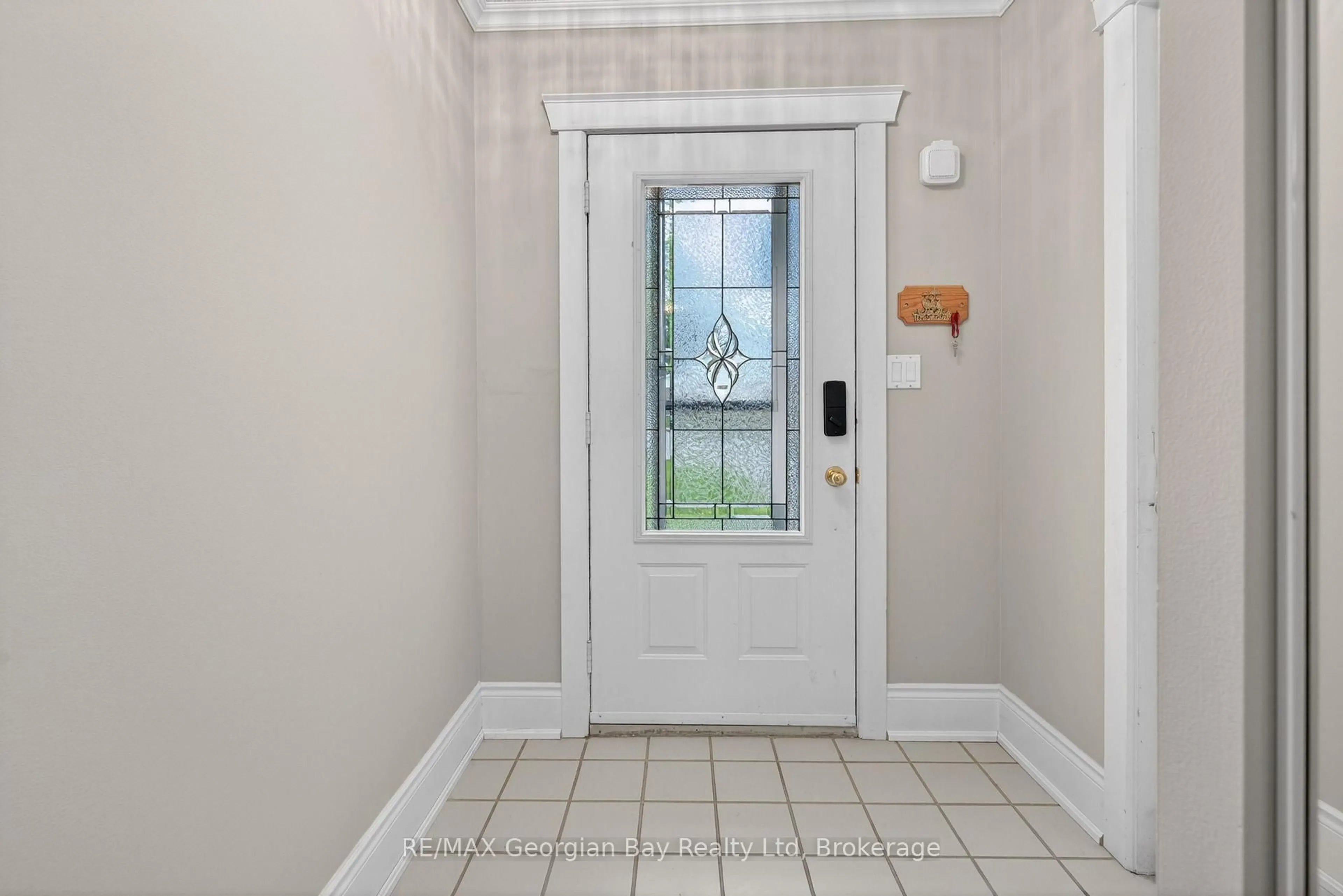 Indoor entryway for 696 King St #63, Midland Ontario L4R 5B6