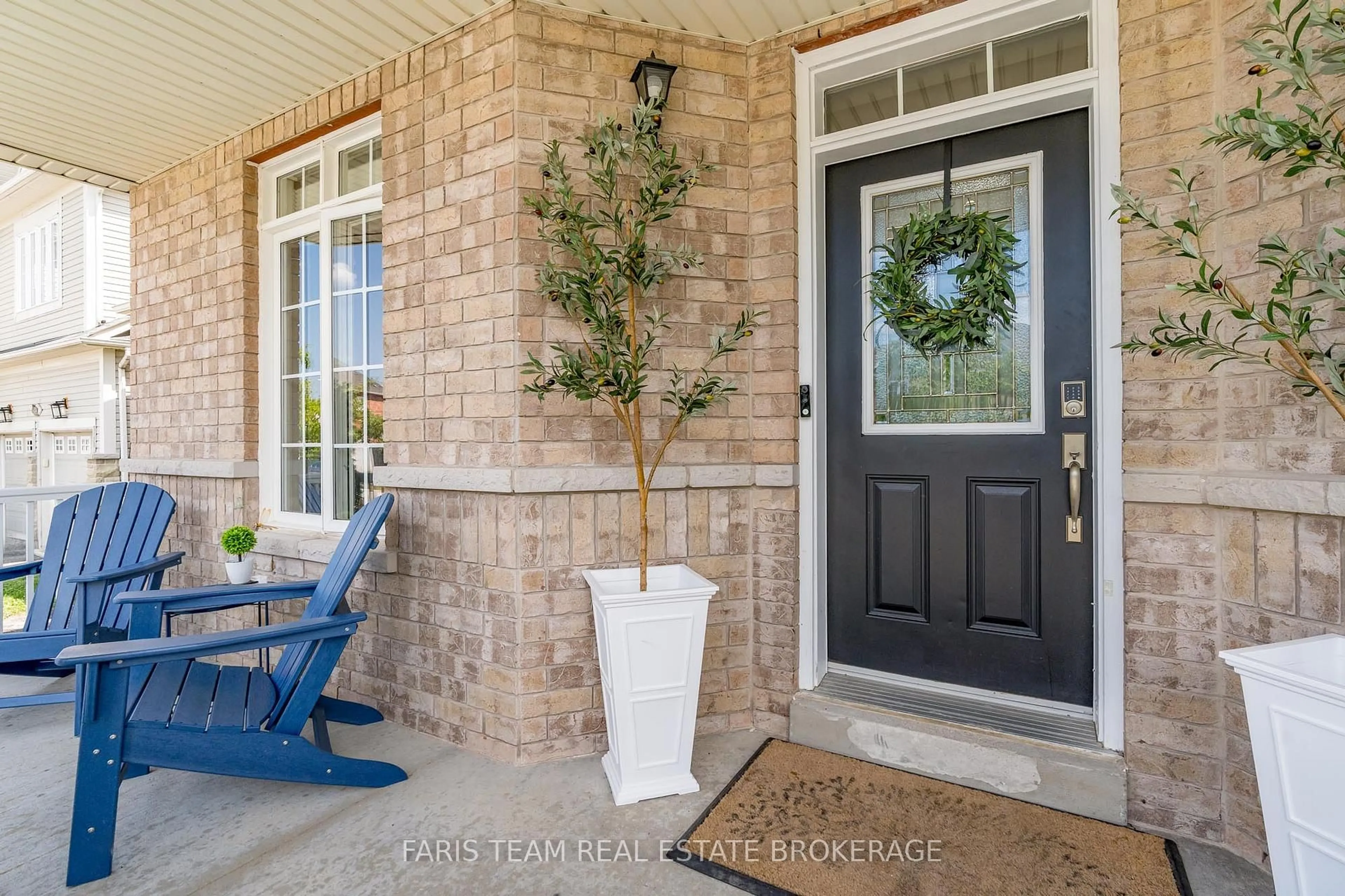Indoor entryway for 31 The Queensway, Barrie Ontario L4M 7H5