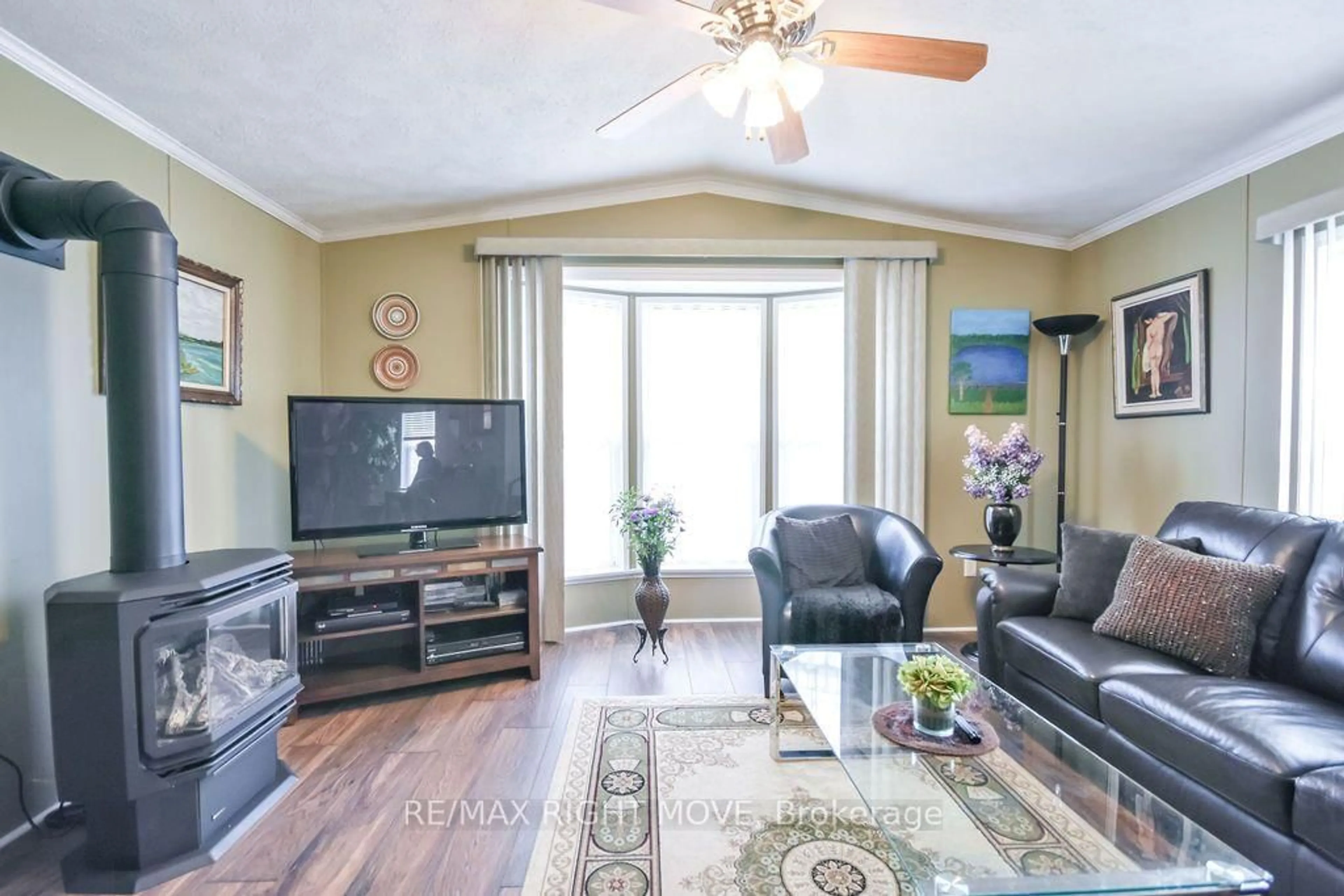 Living room with furniture, unknown for 1317 Hilltop Rd, Severn Ontario L3V 0V1
