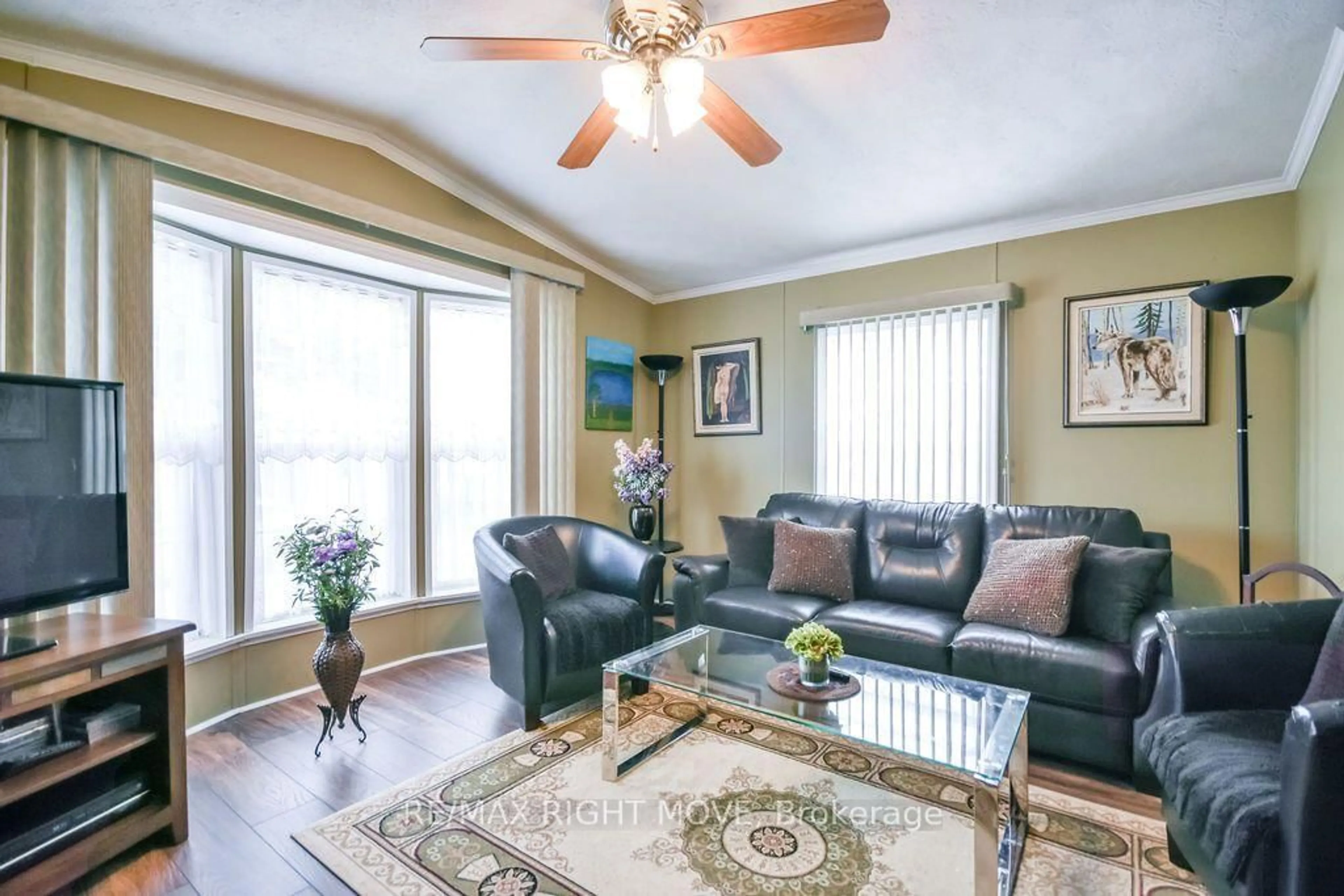 Living room with furniture, wood/laminate floor for 1317 Hilltop Rd, Severn Ontario L3V 0V1
