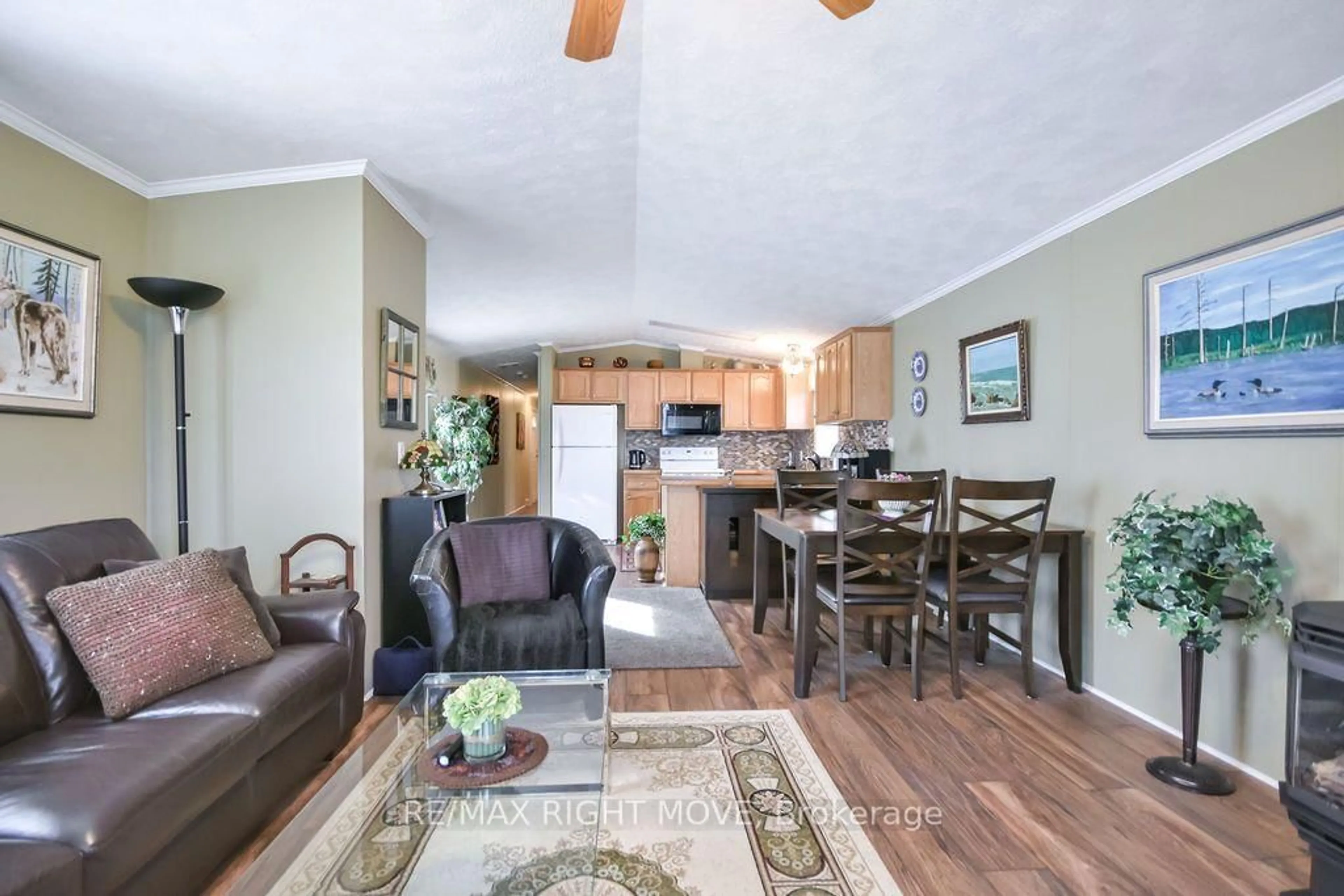 Living room with furniture, wood/laminate floor for 1317 Hilltop Rd, Severn Ontario L3V 0V1