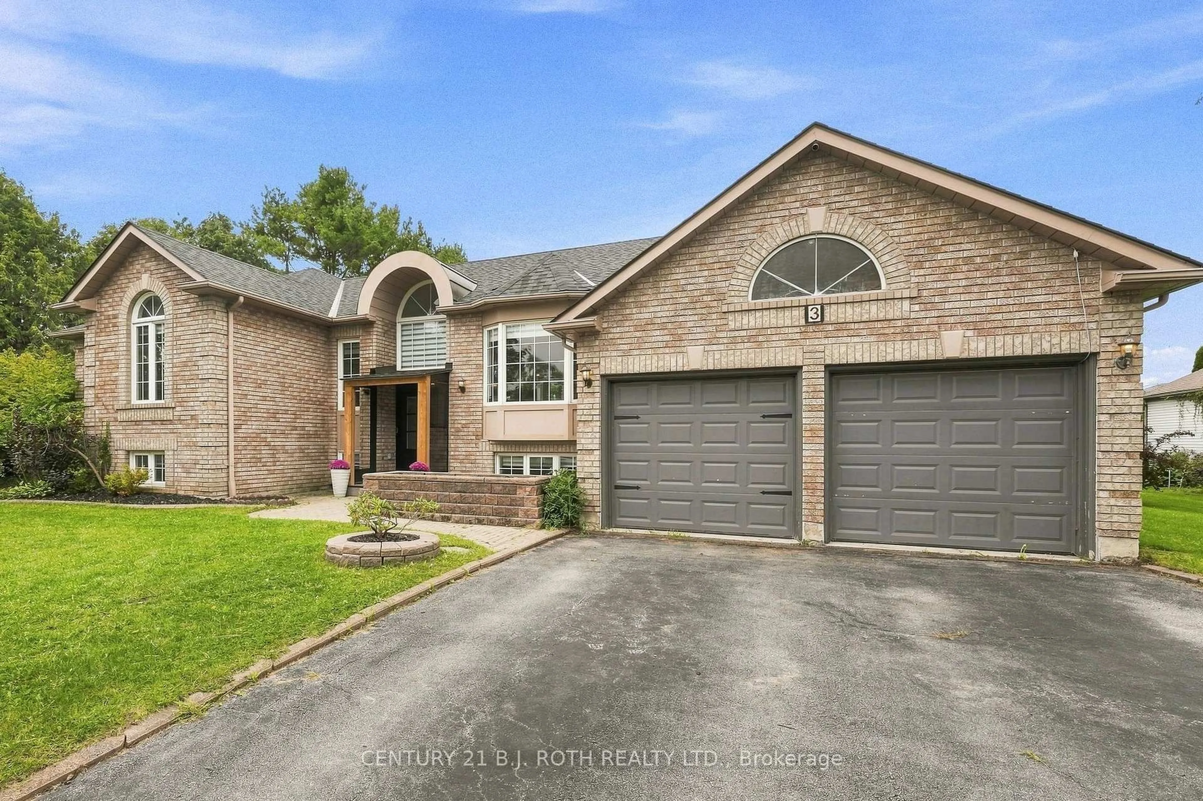 Home with brick exterior material, street for 3 Dean Crt, Wasaga Beach Ontario L9Z 1J9