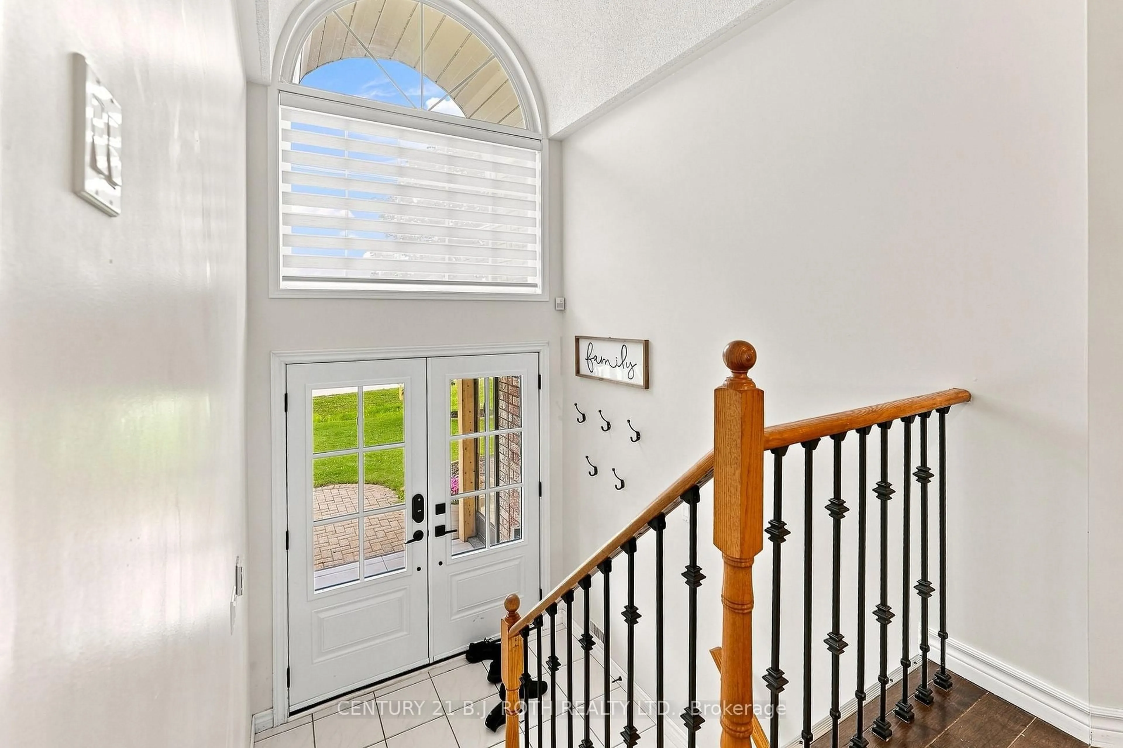 Indoor foyer for 3 Dean Crt, Wasaga Beach Ontario L9Z 1J9