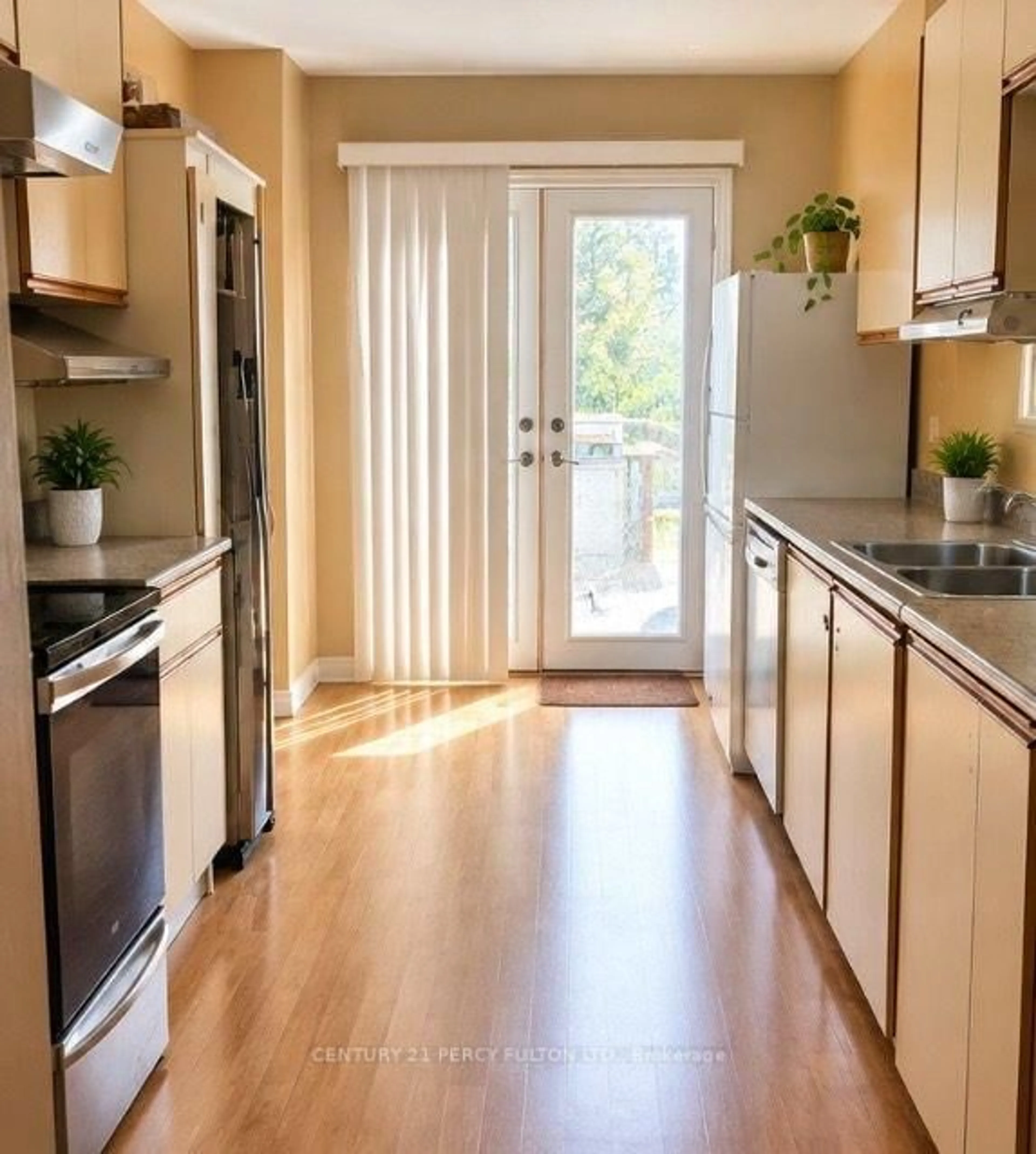 Open concept kitchen, wood/laminate floor for 261 Mary Anne Dr, Barrie Ontario L4N 5M5