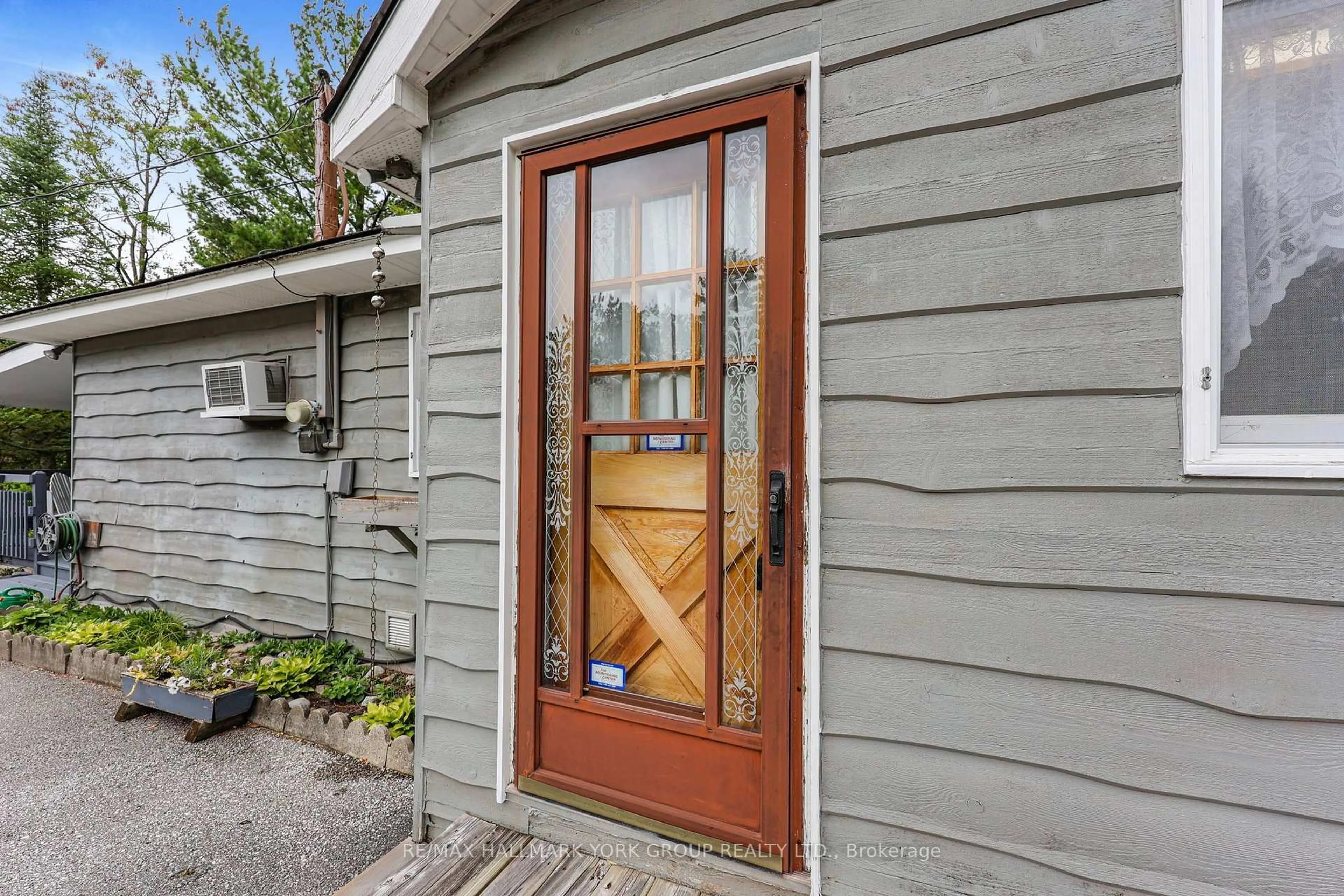 Indoor entryway for 1085 River Rd, Wasaga Beach Ontario L9Z 2P7